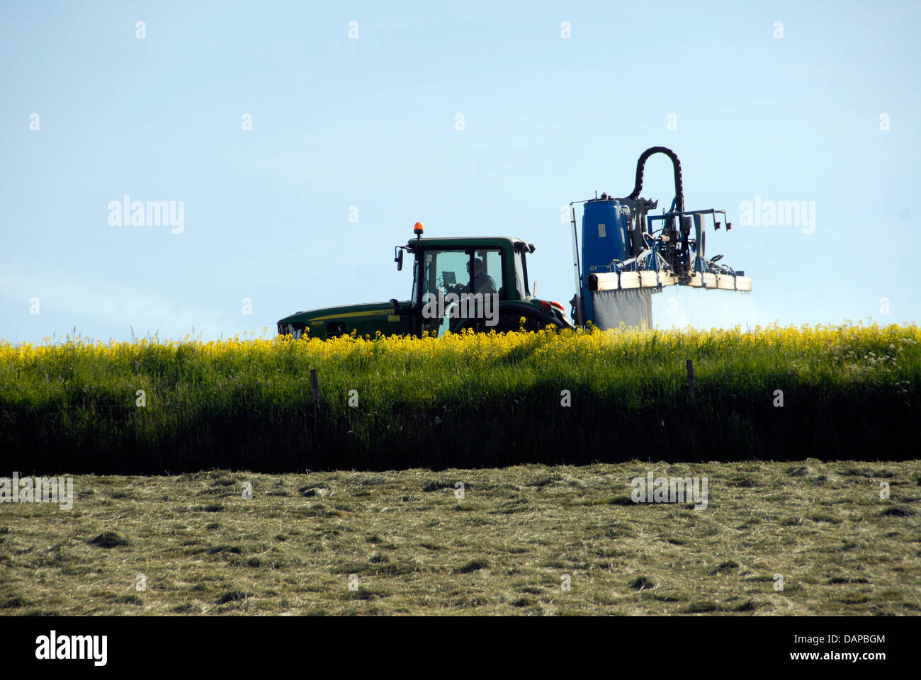 Auf dem Bauernhof Traktor Spritzen Ernten in Sussex England UK Stockfoto