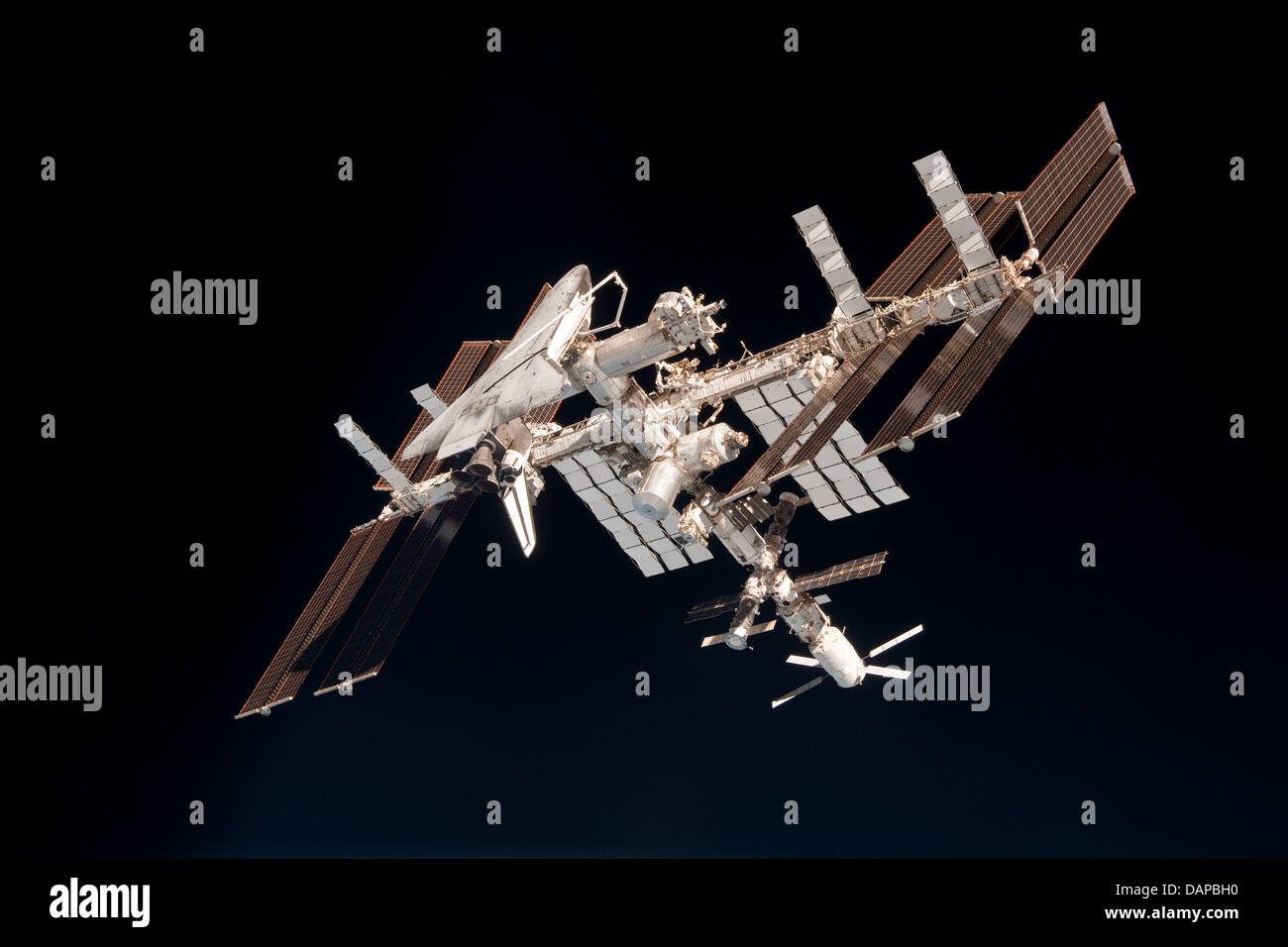 Dieses Bild von der internationalen Raumstation ISS und die angedockten Raumfähre stammen Endeavour, fliegen in einer Höhe von etwa 220 Meilen von Expedition 27 Besatzungsmitglied Paolo Nespoli von der Sojus TMA-20 nach seiner Abdocken am 23. Mai 2011 (USA-Zeit). Die Bilder sind die ersten genommen eines Shuttle zur internationalen Raumstation ISS angedockt, aus der Perspektive einer russischen Stockfoto