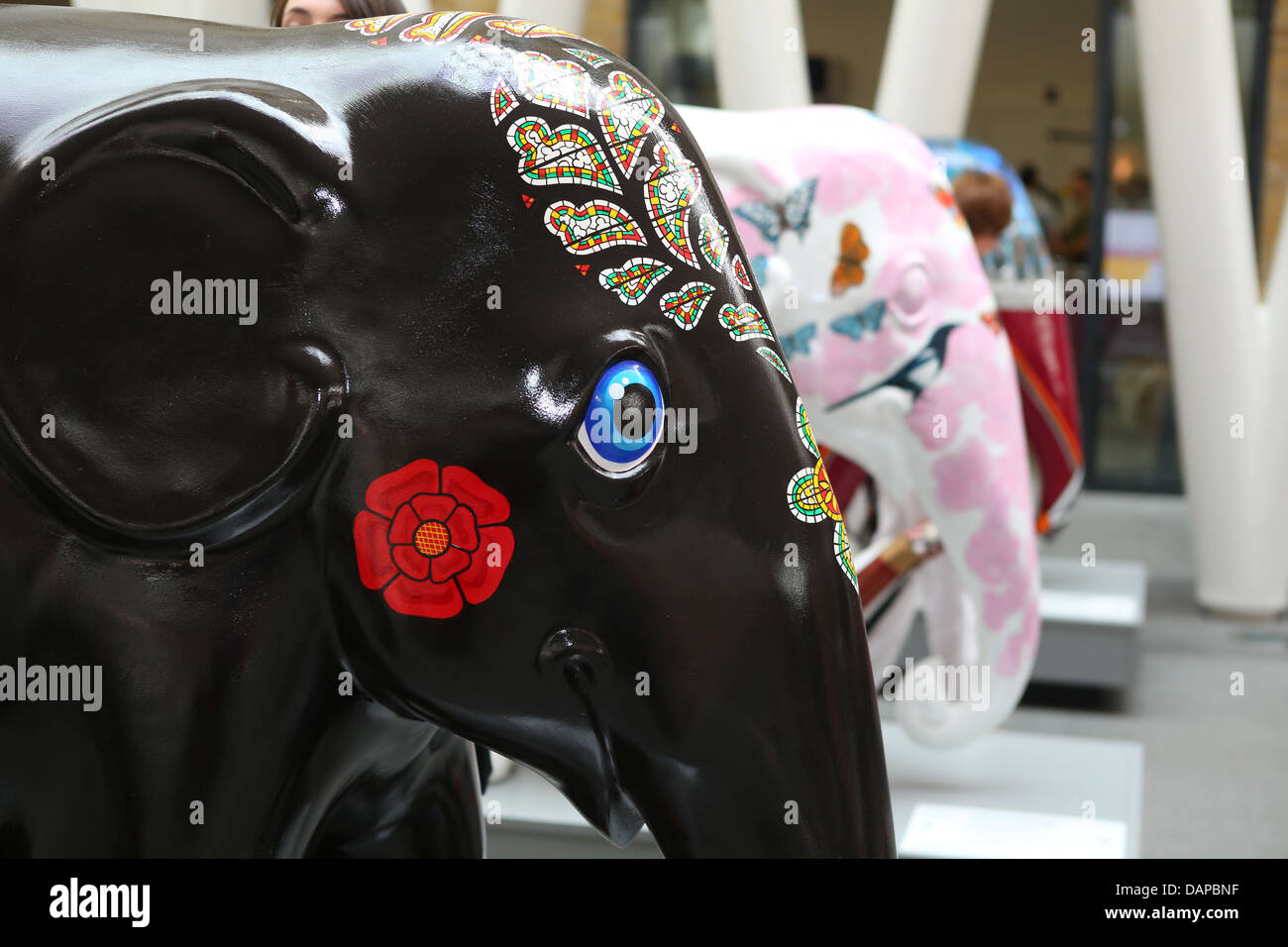 Elephant Parade kommt zu Kings Cross Station in London, Juli 2013. Eine nationale Tour folgt. Stockfoto