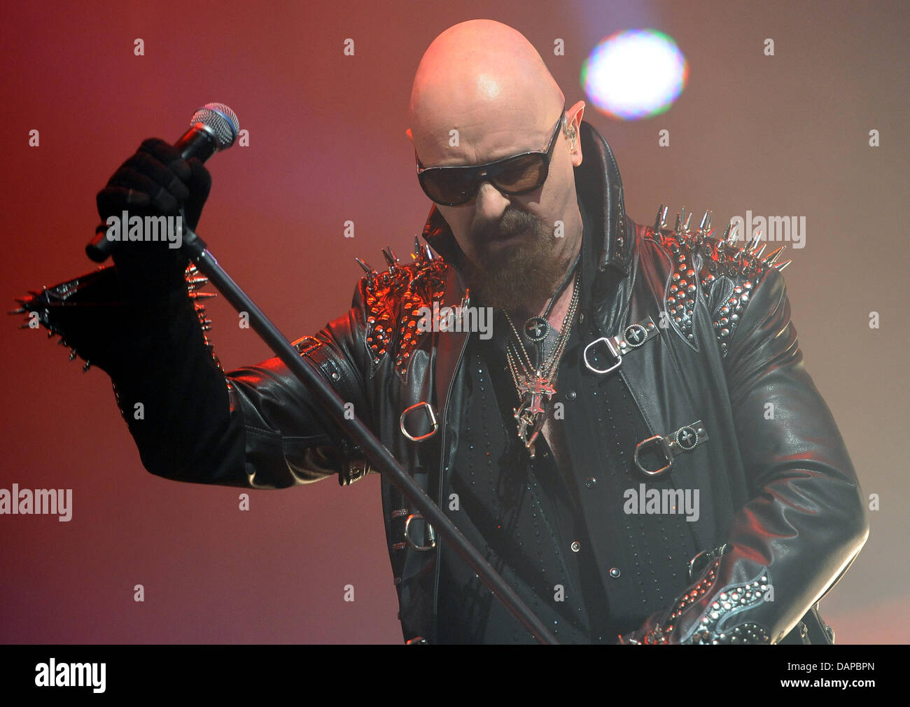 Rob Halford, Sänger der britischen Heavy-Metal-Band Judas Priest, führt in der o2 World in Berlin, Deutschland, 9. August 2011. Der EPITAPH World Tour werden die letzten Welttournee der Band. Foto: Britta Pedersen Stockfoto