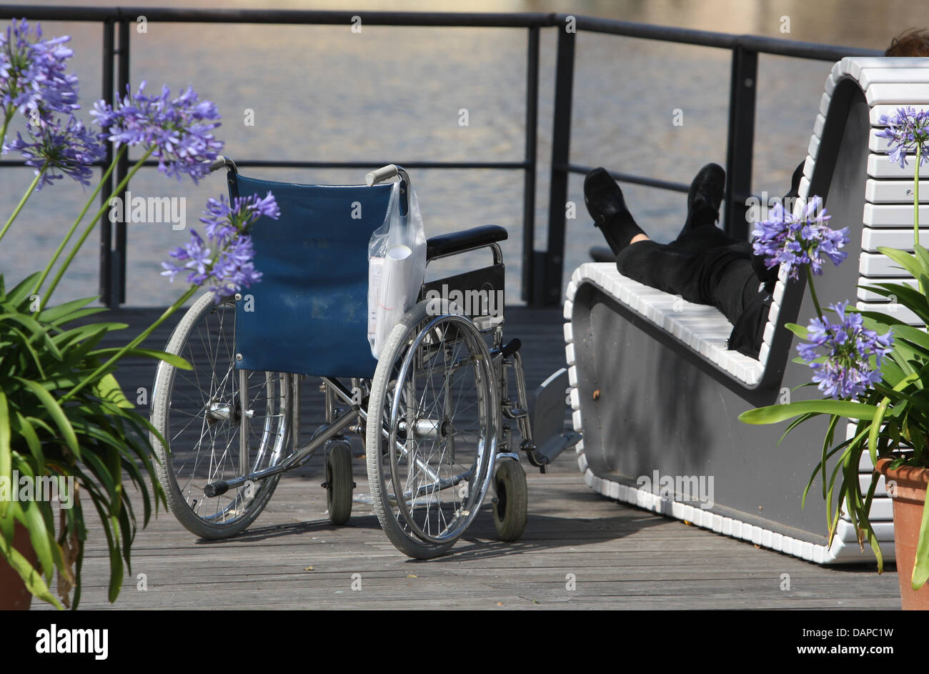 In einem großen Stuhl neben, dem Rollstuhl auf der kleinen Horticultural Show in Kitzingen, Deutschland, 10. August 2011 steht der Besucher ausruhen. Mehr als 260 000 Menschen haben seit der Eröffnung der kleinen Horticultural Show besucht. Foto: Karl-Josef Hildenbrand Stockfoto
