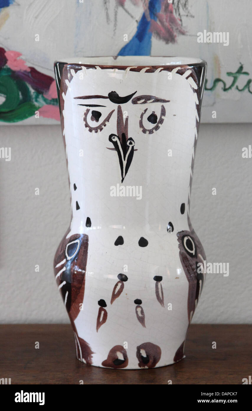 Undatiertes Handout zeigt Pablo Picassos "Chouette Marron et Noir" gemalt und glasierten Steingut Vase von 1952 auf Juliens Auktionen in Beverly Hills. Julien s Auktionen bieten einen seltenen Einblick in das Leben von Tony Curtis. Sammler haben die Möglichkeit, einige seiner beeindruckenden Kunstsammlung zusammen mit Elementen aus seiner illustren Karriere bei Julien s Auktionen Galerie erwerben Stockfoto