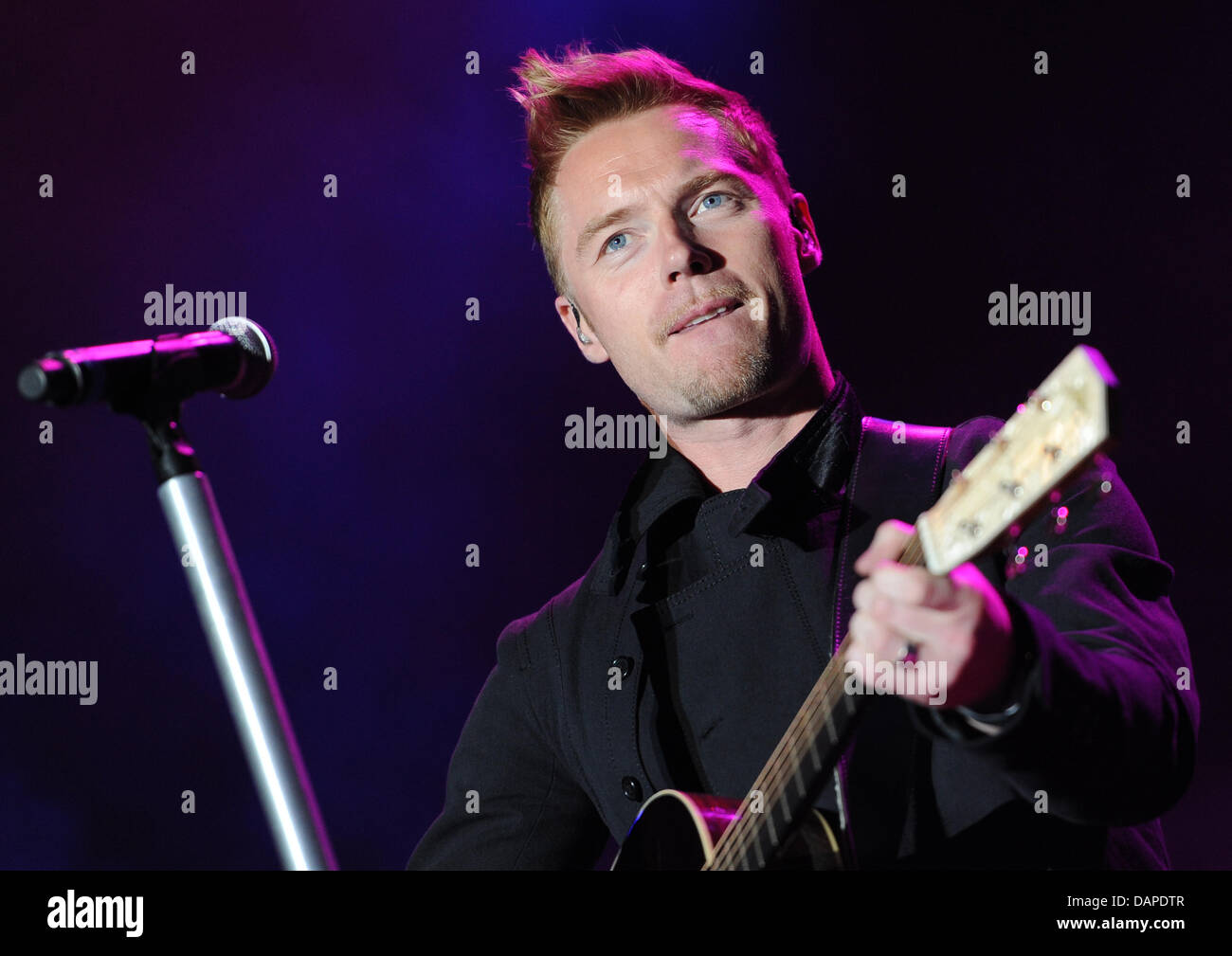 Irischer Sänger Ronan Keating führt auf der Bühne bei den Sommerfestspielen von Radio Station rs2 in der Wuhlheide in Berlin, Deutschland, 13. August 2011. Foto: Britta Pedersen / Achtung: für nur zur redaktionellen Verwendung! Stockfoto