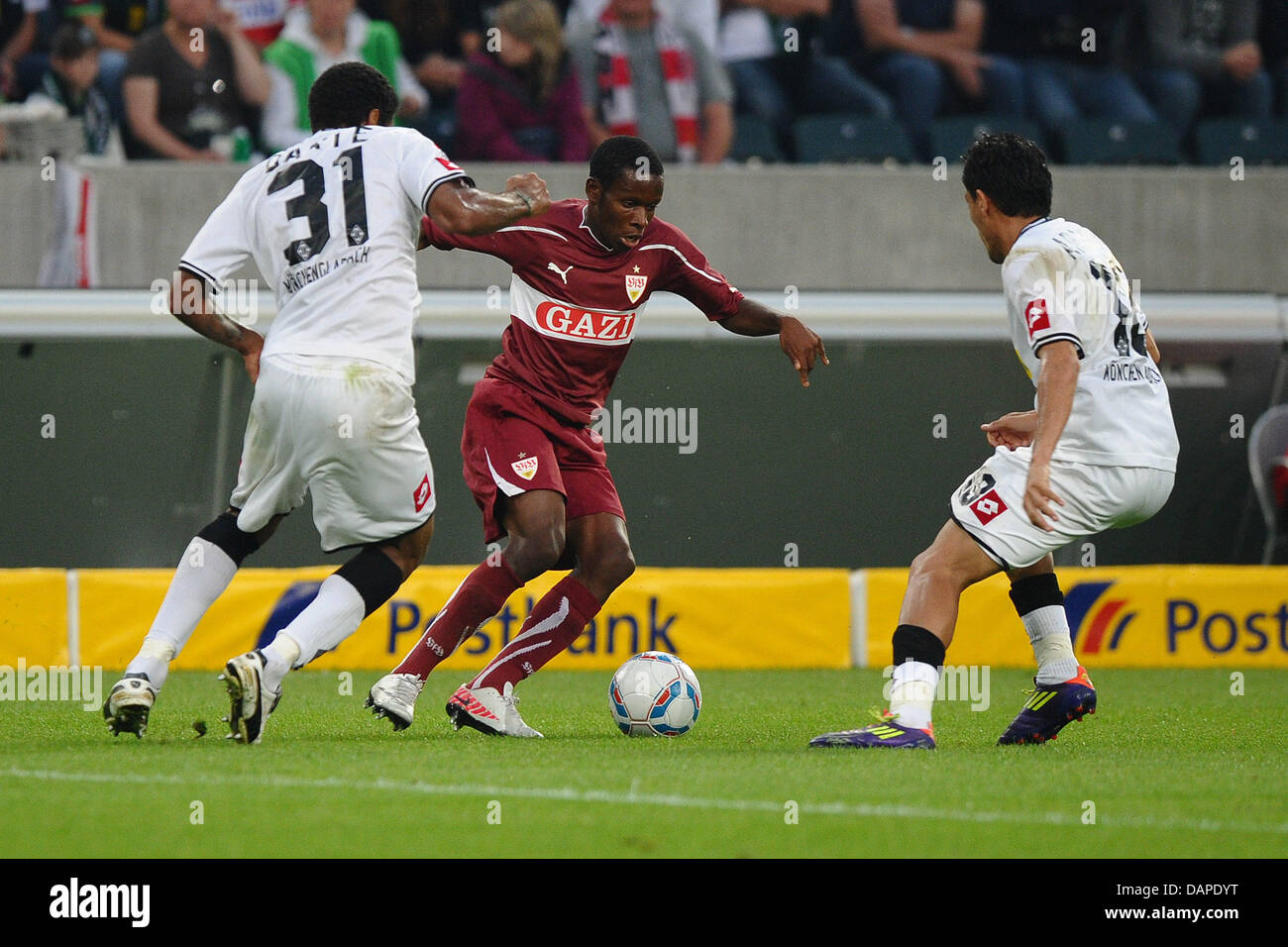 Mönchengladbach Dante (L) und Juan Arango (R) wetteifern um den Ball mit der Stuttgarter Ibrahima Traore während der Bundesliga-Spiel Borussia Moenchengladbach gegen den VfB Stuttgart im Borussia Park in Mönchengladbach, 13. August 2011. Foto: Revierfoto Stockfoto