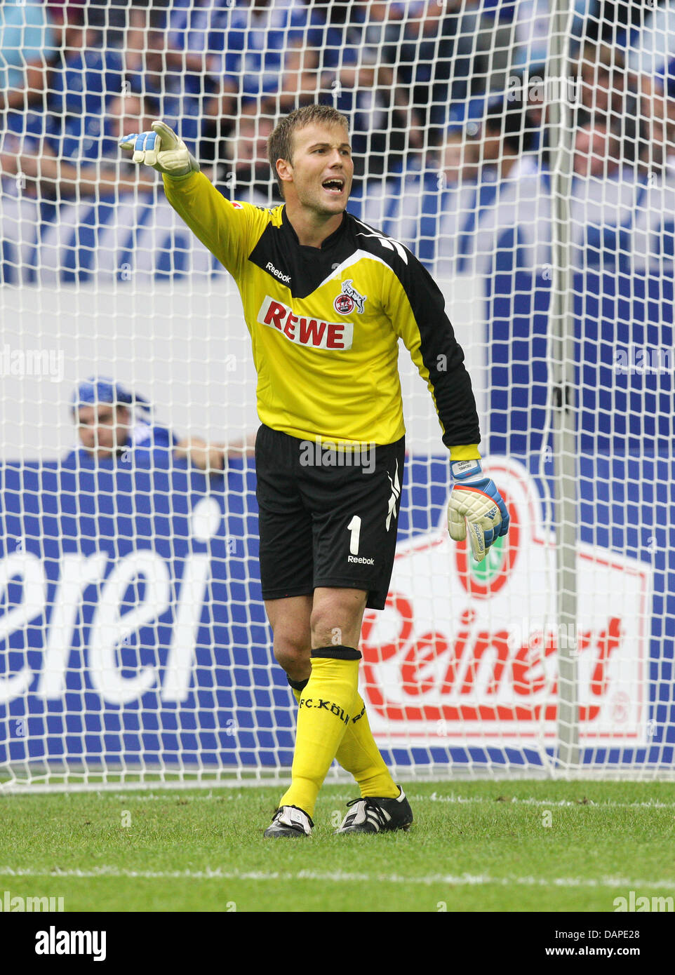 Der Kölner Torhüter Michael Rensing beauftragt seinen Teamkollegen auf dem Platz während der Bundesliga-Fußball-Spiel zwischen FC Schalke 04 und 1. FC Köln am Fußballstadion Veltins-Arena in Gelsenkirchen, Deutschland, 13. August 2011. Foto: Rolf Vennenbernd Stockfoto