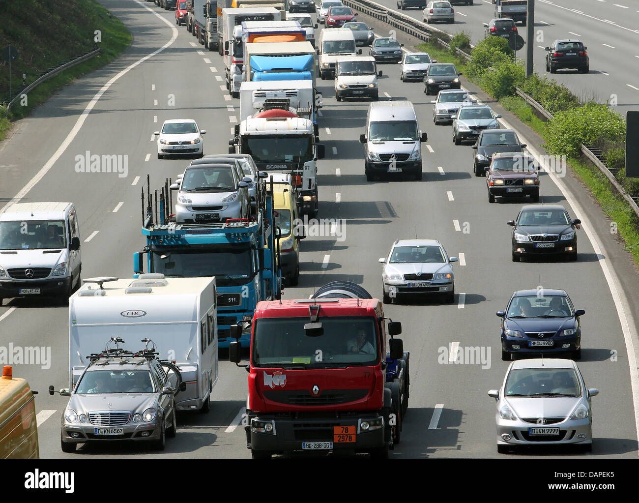 (DATEI) Eine Archivfoto vom 21. April 2011 zeigt einen Stau auf der Autobahn 2/3 Richtung Norden in der Nähe von Oberhausen, Deutschland. Transport Staatsminister für Nordrhein-Westfalen ist nun nach Prüfung wie die Autobahnen in seinem Staat leiser gemacht werden können. Foto: Roland Weihrauch Stockfoto