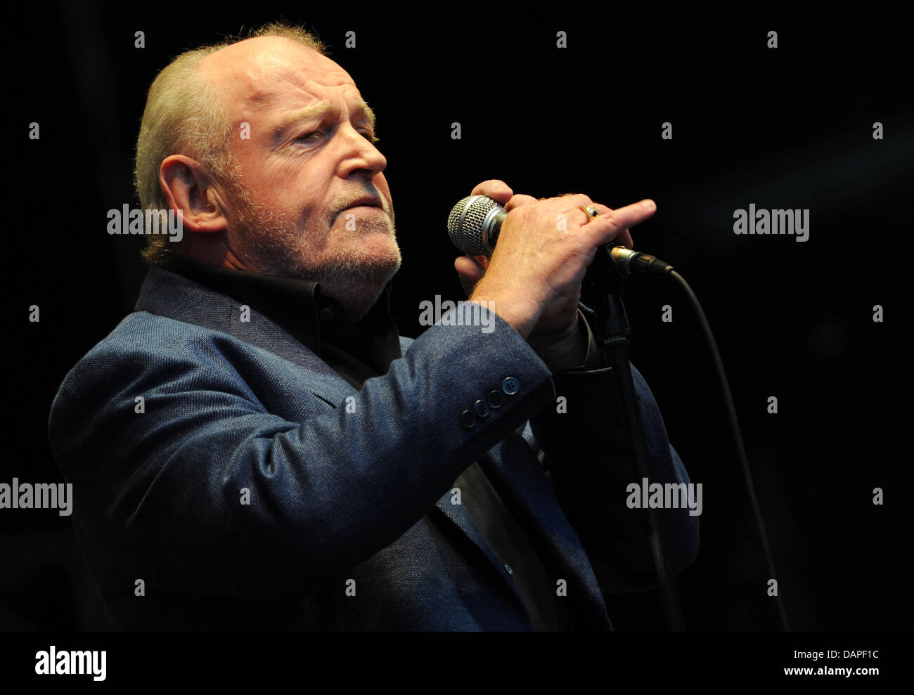 Britischer Rock- und Blues-Sänger Joe Cocker tritt auf der Bühne an der Stadtparkbuehne Veranstaltungsort für Konzerte in Hamburg, Deutschland, 16. August 2011. 66 - jährige Cocker tourt derzeit Deutschland mit seinem neuen Album "Hard Knocks".  Foto: Angelika Warmuth Stockfoto