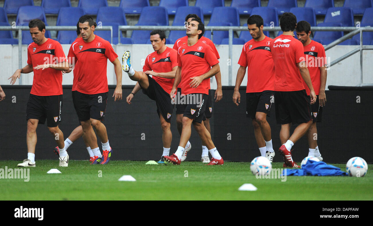 Piotr Trochowski (3-L) von der spanischen La Liga-Club FC Sevilla ist während einer Trainingseinheit in der AWD-Arena in Hannover, 17. August 2011 abgebildet. FC Sevilla Gesichter Hannover 96 für eine UEFA Europa League Spiel am 18. August 2011 in Hannover. Foto: Julian Stratenschulte Stockfoto