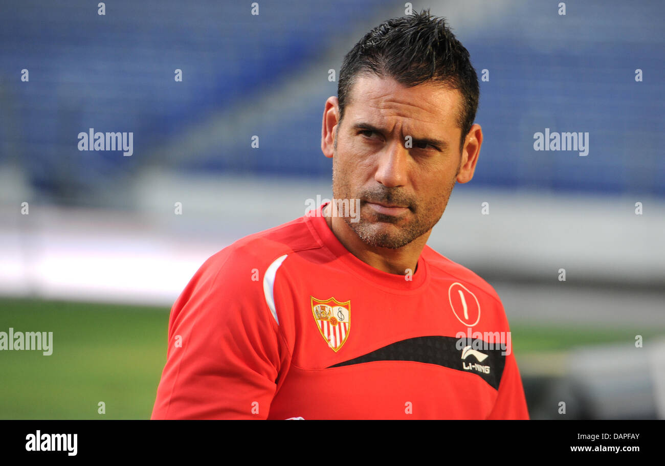 Andrés Palop Cervera, Torhüter der spanischen La Liga-Club FC Sevilla ist Ata Trainingseinheit in der AWD-Arena in Hannover, 17. August 2011 kommt. FC Sevilla Gesichter Hannover 96 für eine UEFA Europa League Spiel am 18. August 2011 in Hannover. Foto: Julian Stratenschulte Stockfoto