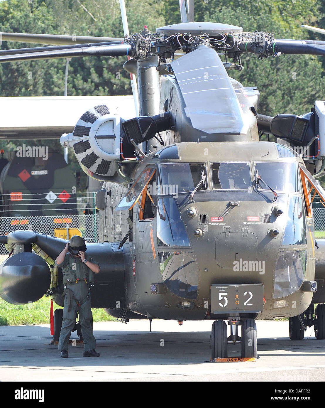 Ein Soldat steht neben einem CH-53 Armee Hubschrauber Luftfahrt Armeekorps Airfield in Laupheim, Deutschland, 18. August 2011. Mit der bevorstehenden Bundeswehrreform kämpft die Region für den Fortbestand der Luftfahrt Armeekorps in Leupheim. Foto: Stefan Puchner Stockfoto