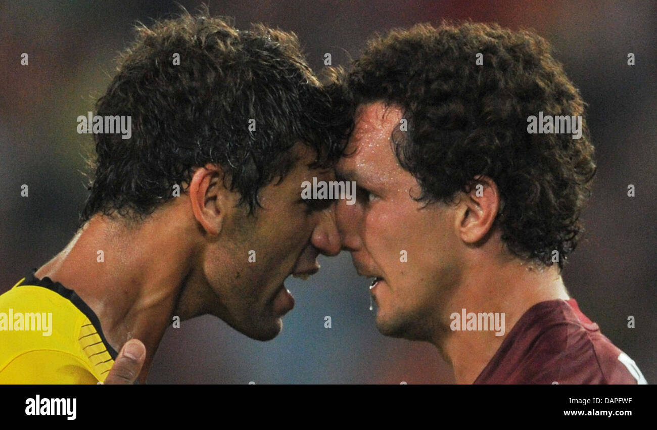 Hannovers Emanuel Pogatetz (R) und Sevillas Federico Fazio sprechen während der 1. Etappe der Europa League Runde Playoff-Fußball Spiel Hannover 96 gegen FC Sevilla in AWD-Arena in Hannover, 4. 18. August 2011. Foto: Jochen Lübke Dpa/Lni +++(c) Dpa - Bildfunk +++ Stockfoto