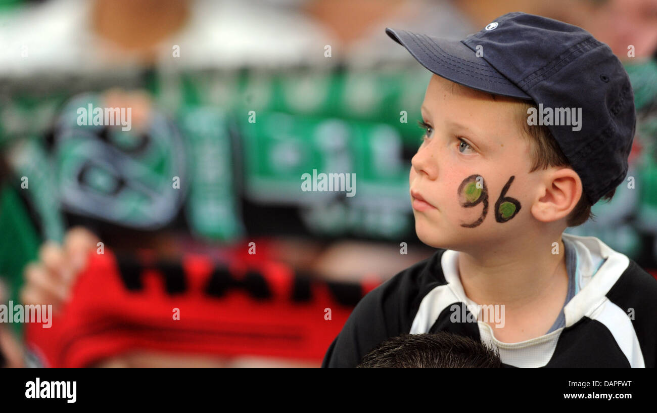 Ein junger Fan von Hannover vor der 1. Etappe der Europa League 4. Runde Playoff-Fußballspiel Hannover 96 gegen FC Sevilla in der AWD-Arena in Hannover, Deutschland, 18. August 2011. Foto: Jochen Lübke Dpa/Lni +++(c) Dpa - Bildfunk +++ Stockfoto