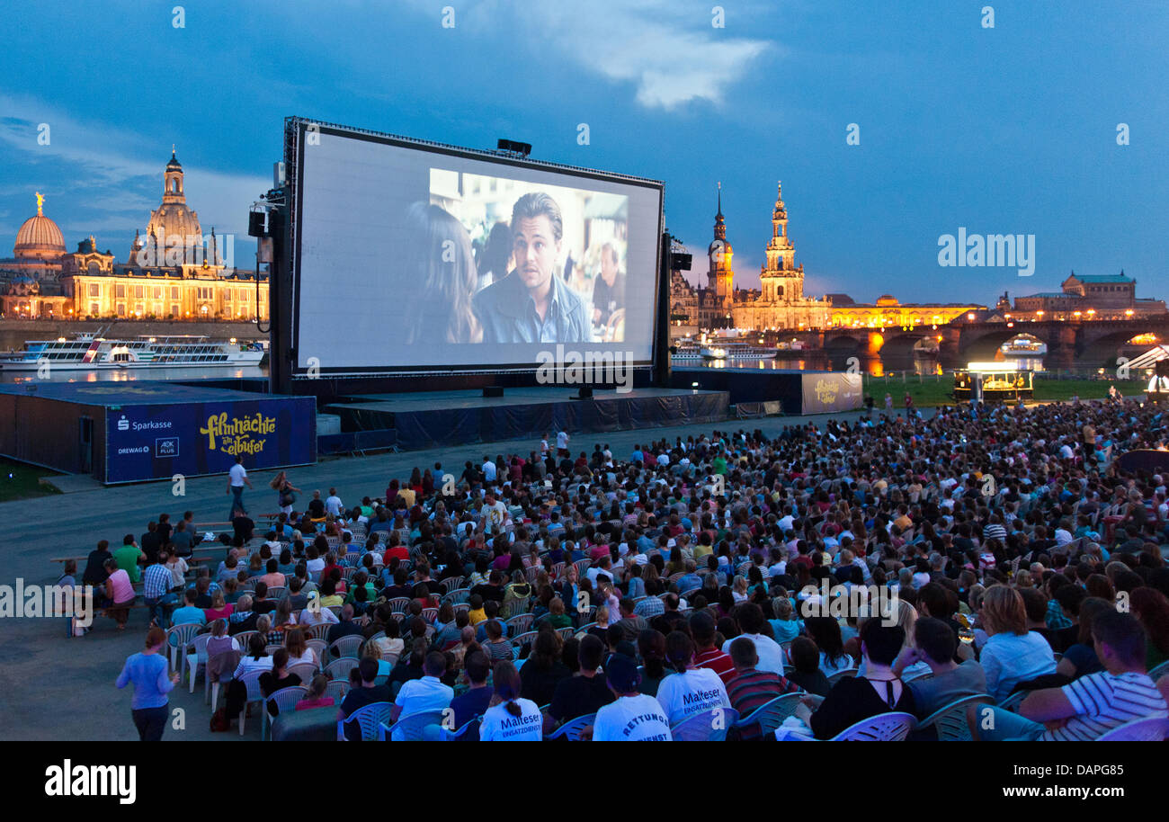 Zuschauer sitzen vor einem Bildschirm während einer Filmnacht am Ufer der Elbe in Dresden, Deutschland, 18. August 2011. Nach Angaben der Veranstalter kamen mehr als 100.000 Menschen und zählen Filme ansehen oder anhören Konzerte auf dem Gelände in der Nähe des Flusses im Jahr 2011. Foto: Oliver Killig Stockfoto