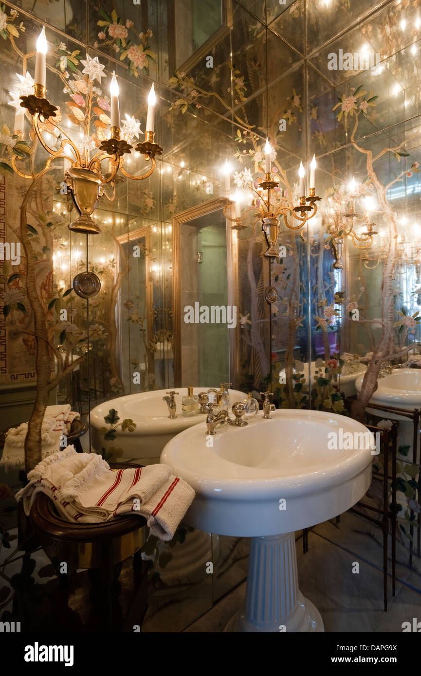 Badezimmer Spiegel-Wände und Decke mit Rambles Bergkristall Wandlampen. Stockfoto
