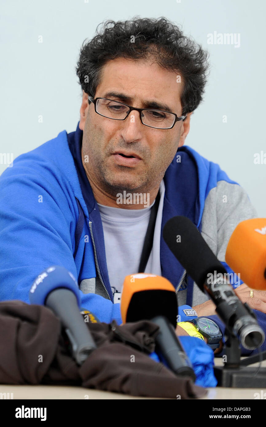 Der Direktor des Pukkelpop-Festivals, Chokri Mahassine spricht während einer Pressekonferenz auf dem Festivalgelände in Hasselt, Belgien, 19. August 2011. Am Abend des 18. August 2011 wurden mindestens fünf Menschen getötet, als ein schweres Gewitter über dem ausverkauften Pukkelpop Festival wütete. 140 Gäste waren acht von ihnen schwer verletzt. Das Festival wurde abgebrochen. Foto: Marius Becker Stockfoto