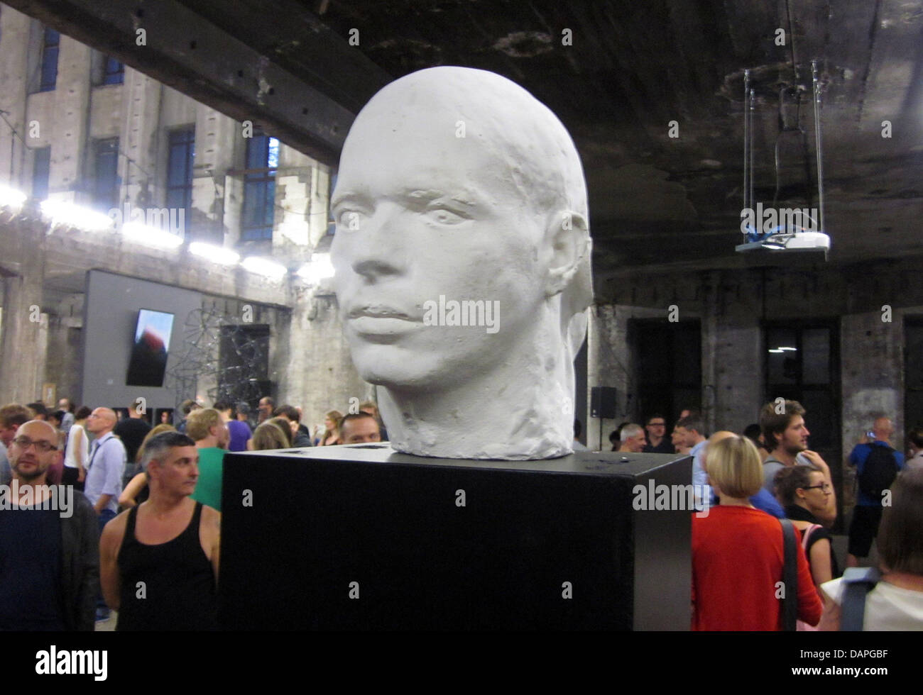 Menschen Spaziergang vorbei an einer Arbeit von Leon Eisermann in die "Arbeiter" Perlen Ausstellung im Inneren des Kubus des Berghain Club in Berlin, Deutschland, 18. August 2011. Das Berghain ist Berlins bekannteste Club. Besucher aus der ganzen Welt Schlange vor dem Club, der jetzt auch als Galerie dient. Die Gruppenausstellung "Alle - Workers' Pearls" versammelt die Werke von 32 Berghain Angestellter Stockfoto