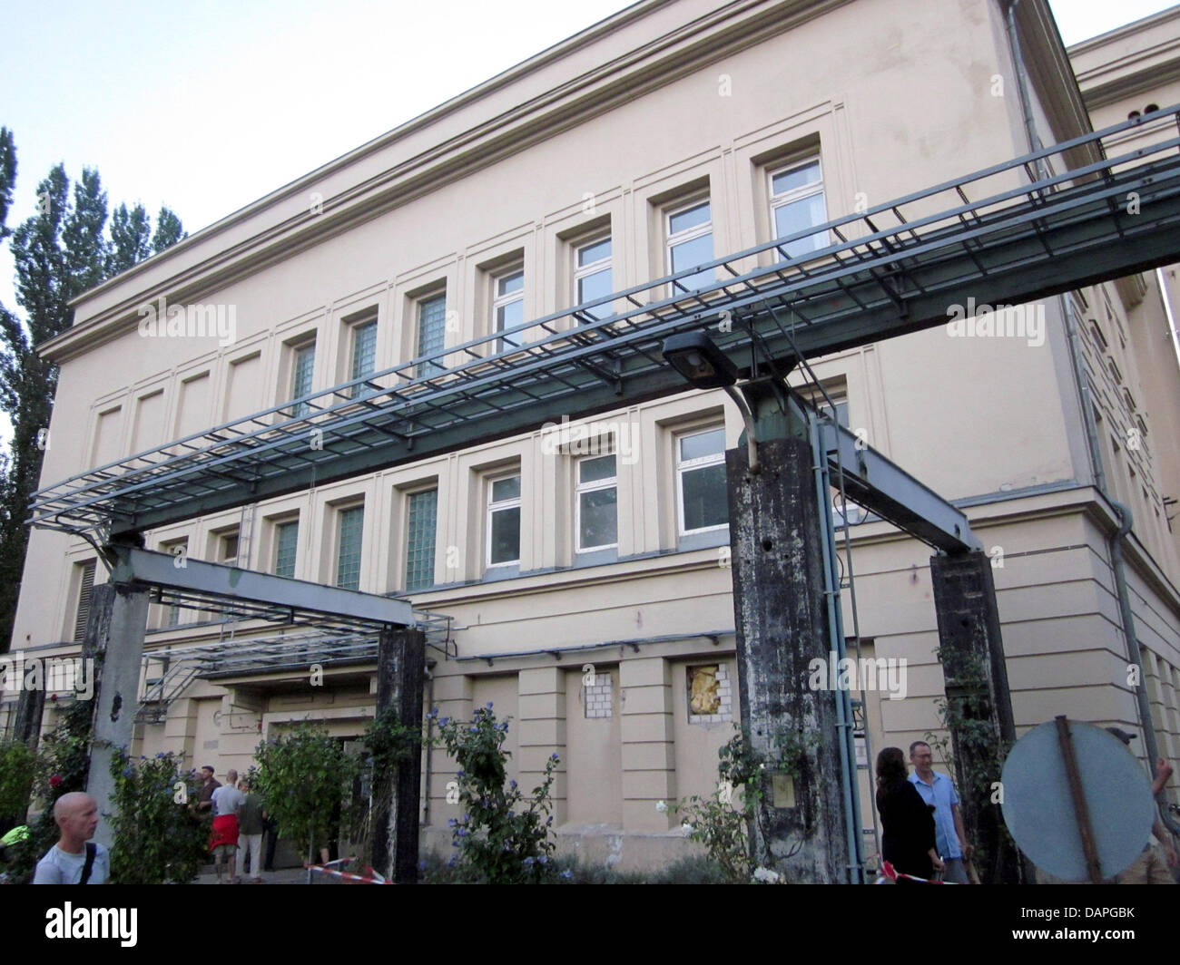 Die "Arbeitnehmer" Perlen Ausstellung findet im Inneren des Kubus des Berghain Club in Berlin, Deutschland, 18. August 2011. Das Berghain ist Berlins bekannteste Club. Besucher aus der ganzen Welt Schlange vor dem Club, der jetzt auch als Galerie dient. Die Gruppenausstellung "Alle - Workers' Pearls" versammelt die Werke von 32 Berghain-Mitarbeiter, angefangen bei der Türsteher phot Stockfoto