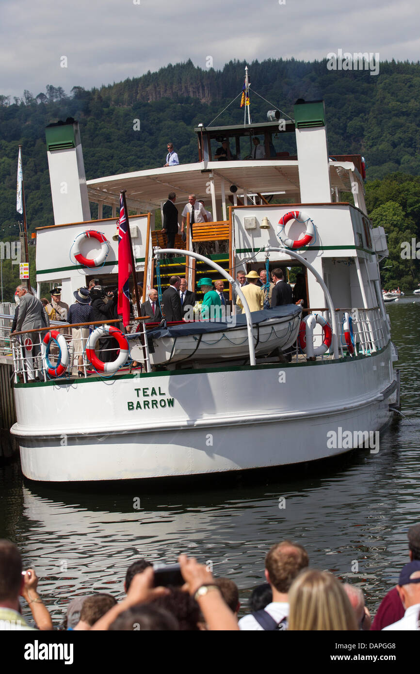 Windermere, Großbritannien. 17. Juli 2013.  Ihre Majestät die Königin & The Princess Royal bei einem Besuch in Lake Windermere. Sie trafen sich Mitglieder des Windermere Lake Cruise vor dem Einschiffen auf Dampfer der Teal für eine Sightseeing-Tour des Sees. Sie landeten am Brockhole Nationalpark Besucherzentrum. Nigel Wilkinson, managing Director von Windermere Seen Kreuzfahrten, sagte: "Auf Einladung von Herrn Leutnant, wir sind sehr stolz darauf, die Ehre begrüßen ihre Majestät die Königin und ihre Königliche Hoheit Prinzessin Royal nach Windermere gegeben haben." Bildnachweis: Shoosmith Sammlung/Alamy Live-Nachrichten Stockfoto