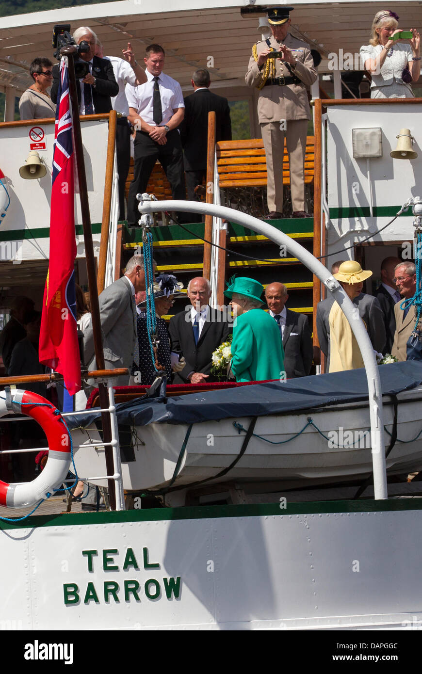 Windermere, Großbritannien. 17. Juli 2013.  Ihre Majestät die Königin & The Princess Royal bei einem Besuch in Lake Windermere. Sie trafen sich Mitglieder des Windermere Lake Cruise vor dem Einschiffen auf Dampfer der Teal für eine Sightseeing-Tour des Sees. Sie landeten am Brockhole Nationalpark Besucherzentrum. Nigel Wilkinson, managing Director von Windermere Seen Kreuzfahrten, sagte: "Auf Einladung von Herrn Leutnant, wir sind sehr stolz darauf, die Ehre begrüßen ihre Majestät die Königin und ihre Königliche Hoheit Prinzessin Royal nach Windermere gegeben haben." Bildnachweis: Shoosmith Sammlung/Alamy Live-Nachrichten Stockfoto