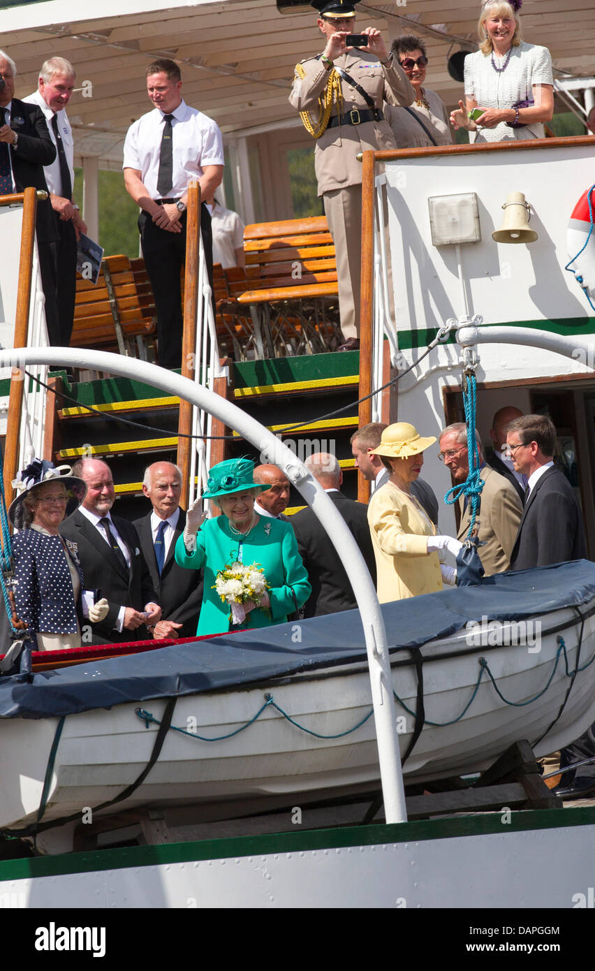 Windermere, Großbritannien. 17. Juli 2013.  Ihre Majestät die Königin & The Princess Royal bei einem Besuch in Lake Windermere. Sie trafen sich Mitglieder des Windermere Lake Cruise vor dem Einschiffen auf Dampfer der Teal für eine Sightseeing-Tour des Sees. Sie landeten am Brockhole Nationalpark Besucherzentrum. Nigel Wilkinson, managing Director von Windermere Seen Kreuzfahrten, sagte: "Auf Einladung von Herrn Leutnant, wir sind sehr stolz darauf, die Ehre begrüßen ihre Majestät die Königin und ihre Königliche Hoheit Prinzessin Royal nach Windermere gegeben haben." Bildnachweis: Shoosmith Sammlung/Alamy Live-Nachrichten Stockfoto