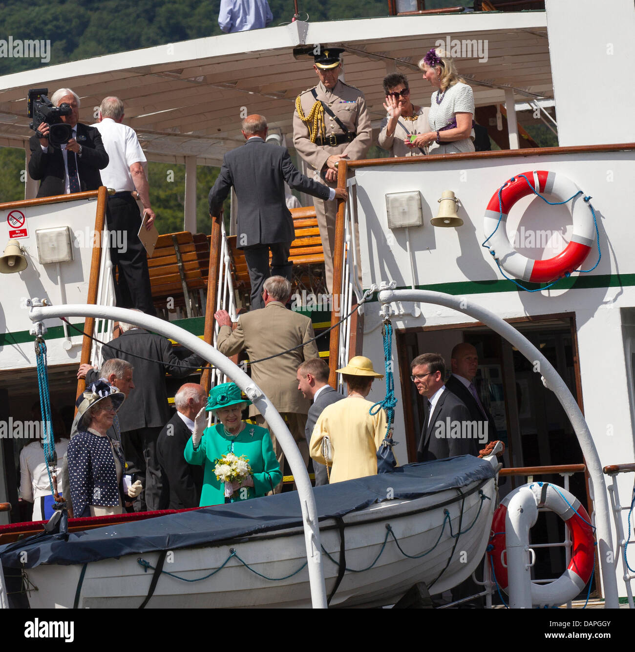 Windermere, Großbritannien. 17. Juli 2013.  Ihre Majestät die Königin & The Princess Royal bei einem Besuch in Lake Windermere. Sie trafen sich Mitglieder des Windermere Lake Cruise vor dem Einschiffen auf Dampfer der Teal für eine Sightseeing-Tour des Sees. Sie landeten am Brockhole Nationalpark Besucherzentrum. Nigel Wilkinson, managing Director von Windermere Seen Kreuzfahrten, sagte: "Auf Einladung von Herrn Leutnant, wir sind sehr stolz darauf, die Ehre begrüßen ihre Majestät die Königin und ihre Königliche Hoheit Prinzessin Royal nach Windermere gegeben haben." Bildnachweis: Shoosmith Sammlung/Alamy Live-Nachrichten Stockfoto