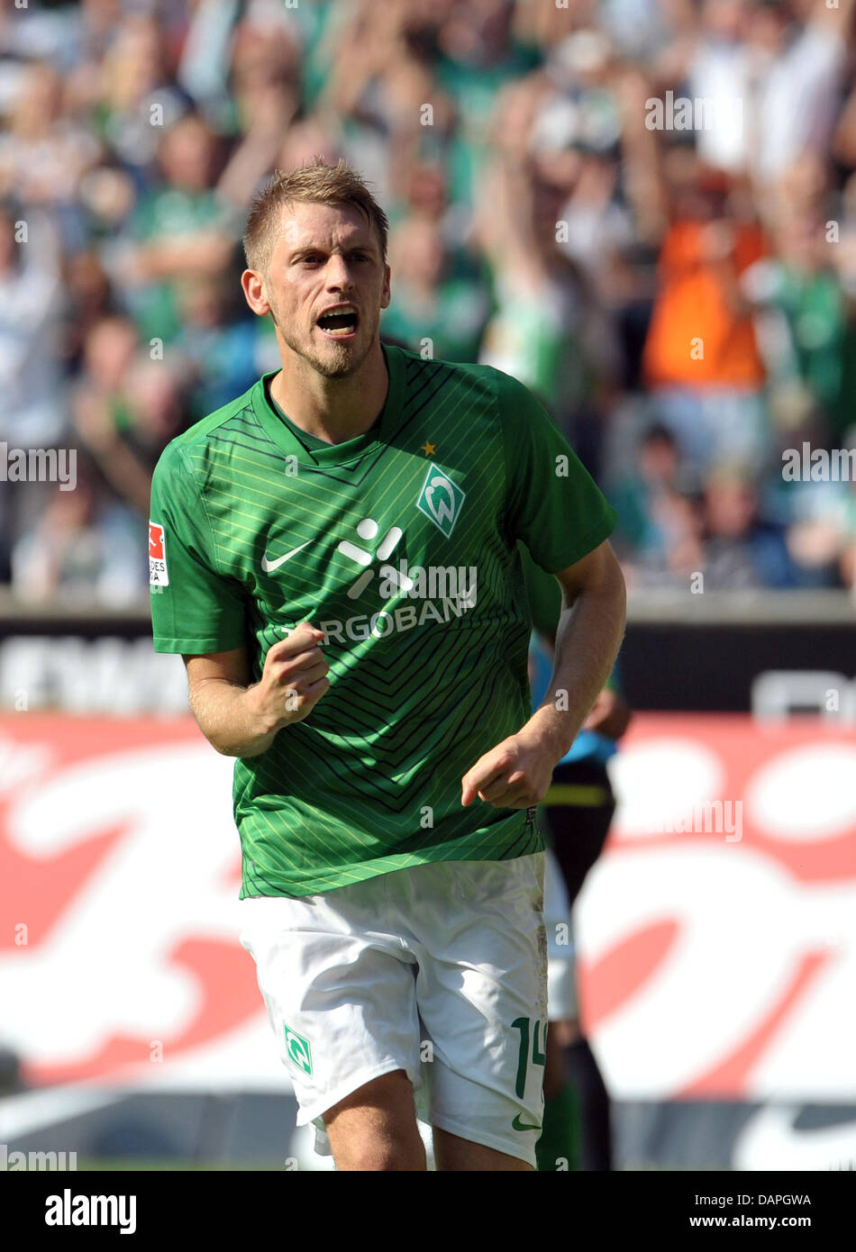 Bremens Aaron Hunt (R) jubelt nach seinem Tor in der Kick die 4-3 Elfmetertor während der Fußball-Bundesliga-match zwischen Werder Bremen und SC Freiburg im Weser-Stadion in Bremen, Deutschland, 20. August 2011. Foto: Carmen Jaspersen Stockfoto