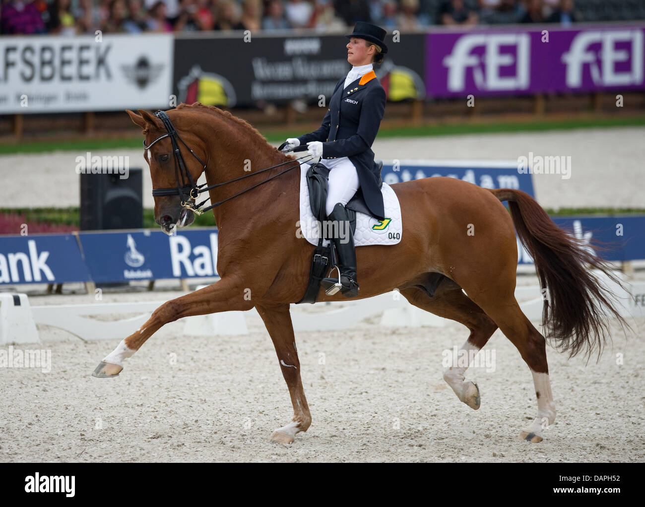 Niederländische Adelinde Cornelissen in Aktion auf ihrem Pferd Jerich Parzival während der Grand Prix Special bei der Dressur-Europameisterschaft in Rotterdam, Niederlande, 20. August 2011. Cornelissen belegte den ersten Platz. Foto: Uwe Anspach Stockfoto