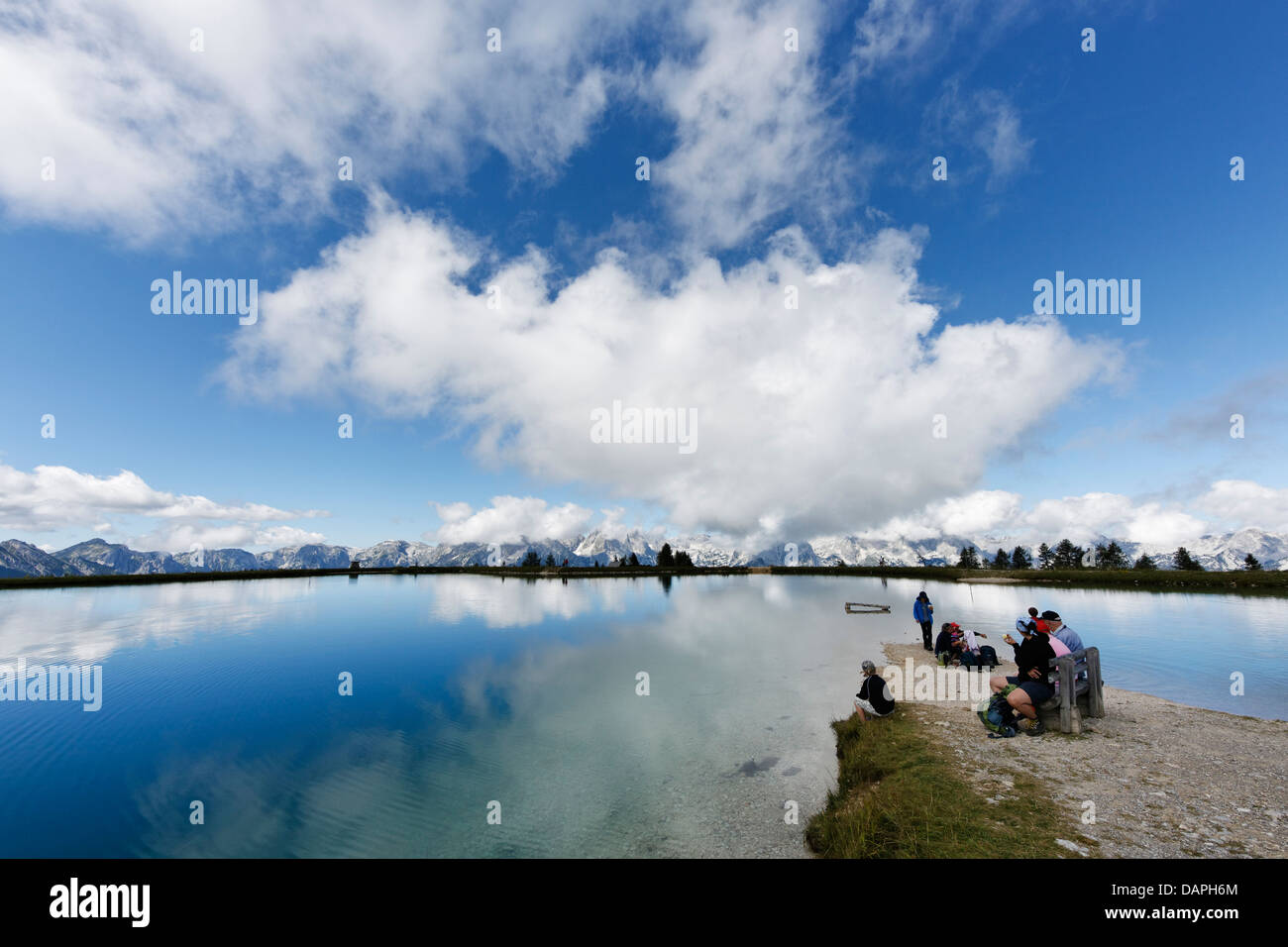 Österreich, Oberösterreich, Menschen am Schafkogelsee See auf Hutterer Höss Berg Stockfoto