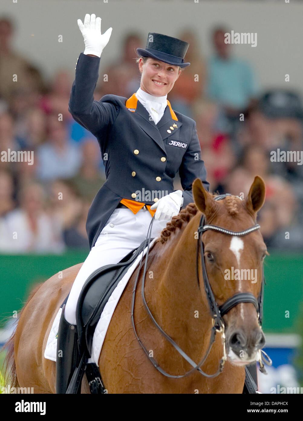 Niederländischen Reitsport Adelinde Cornelissen Lächeln und Wellen wie sie ihr Pferd Jerich Parzival während der Grand Prix Special bei der Dressur-Europameisterschaft in Rotterdam, Niederlande, 20. August 2011 lobt. Cornelissen belegte den ersten Platz. Foto: Uwe Anspach Stockfoto