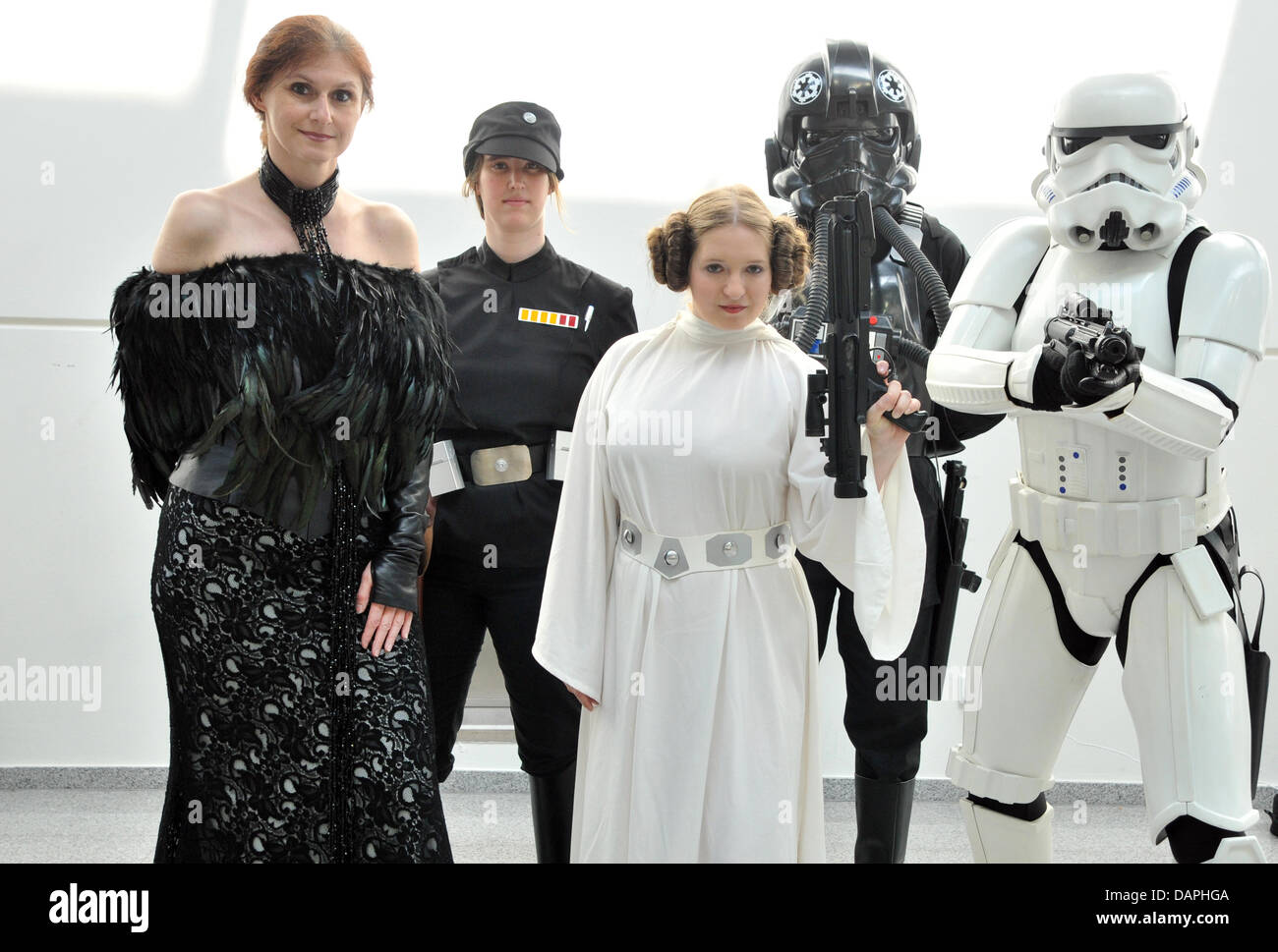 Computerspieler, verkleidet als Star Wars-Charaktere Princess Leia (C) und Soldaten der Sturmtruppen (BACK-R), stellen bei der Nintendo Spiele Bereich des Computers Messe Gamescom in Köln, 21. August 2011. Europas größte Messe für interaktive Spiele und Unterhaltung erlebt Besucheransturm am letzten Wochenende, 20. bis 21. August 2011. Die Messe präsentiert 550 Stockfoto