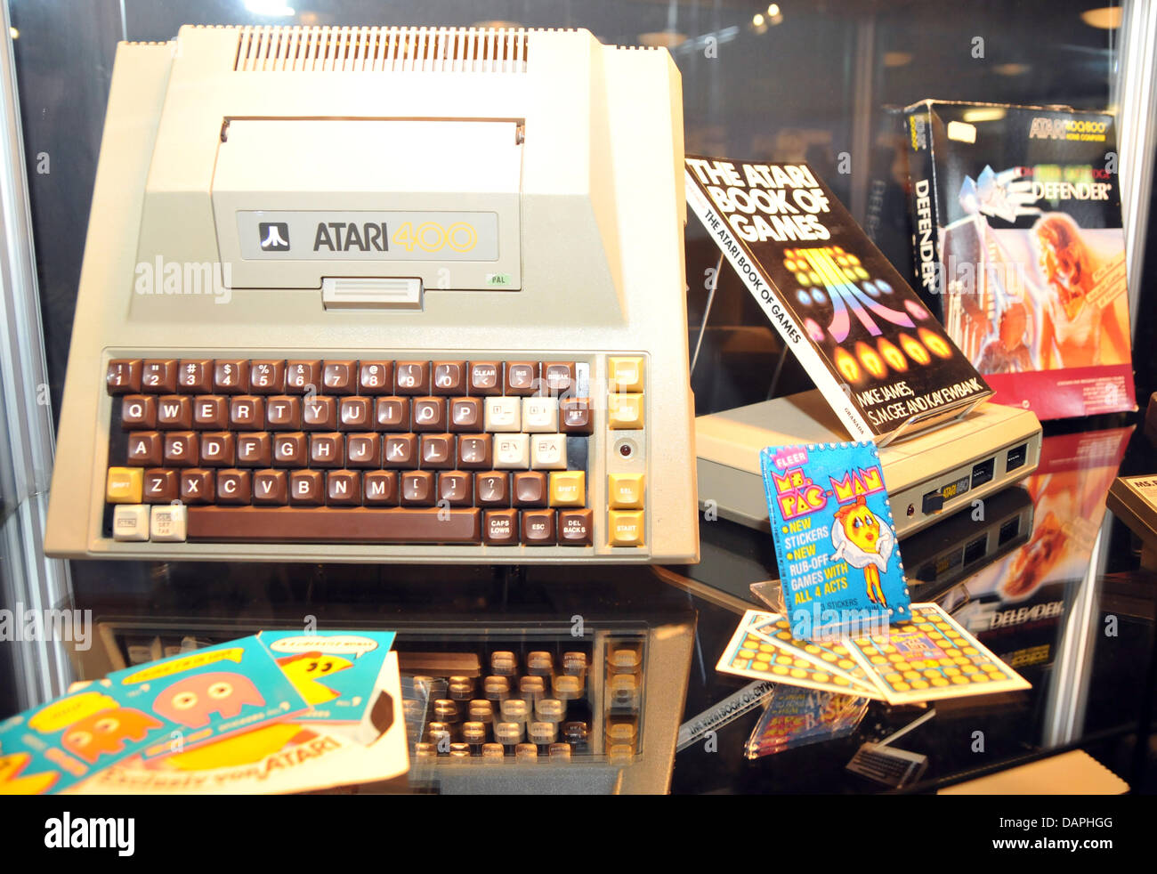 Abgebildet ist ein Heimcomputer Atari 400, zwischen 1979 und 1989, produziert am Computer Spiele-Messe Gamescom in Köln, 21. August 2011. Europas größte Messe für interaktive Spiele und Unterhaltung erlebt Besucheransturm am letzten Wochenende, 20. bis 21. August 2011. 550 Aussteller präsentierten die Messe. Die Trendthemen wurden Online-Spiele und 3D-Spiele. Foto: Jan Stockfoto
