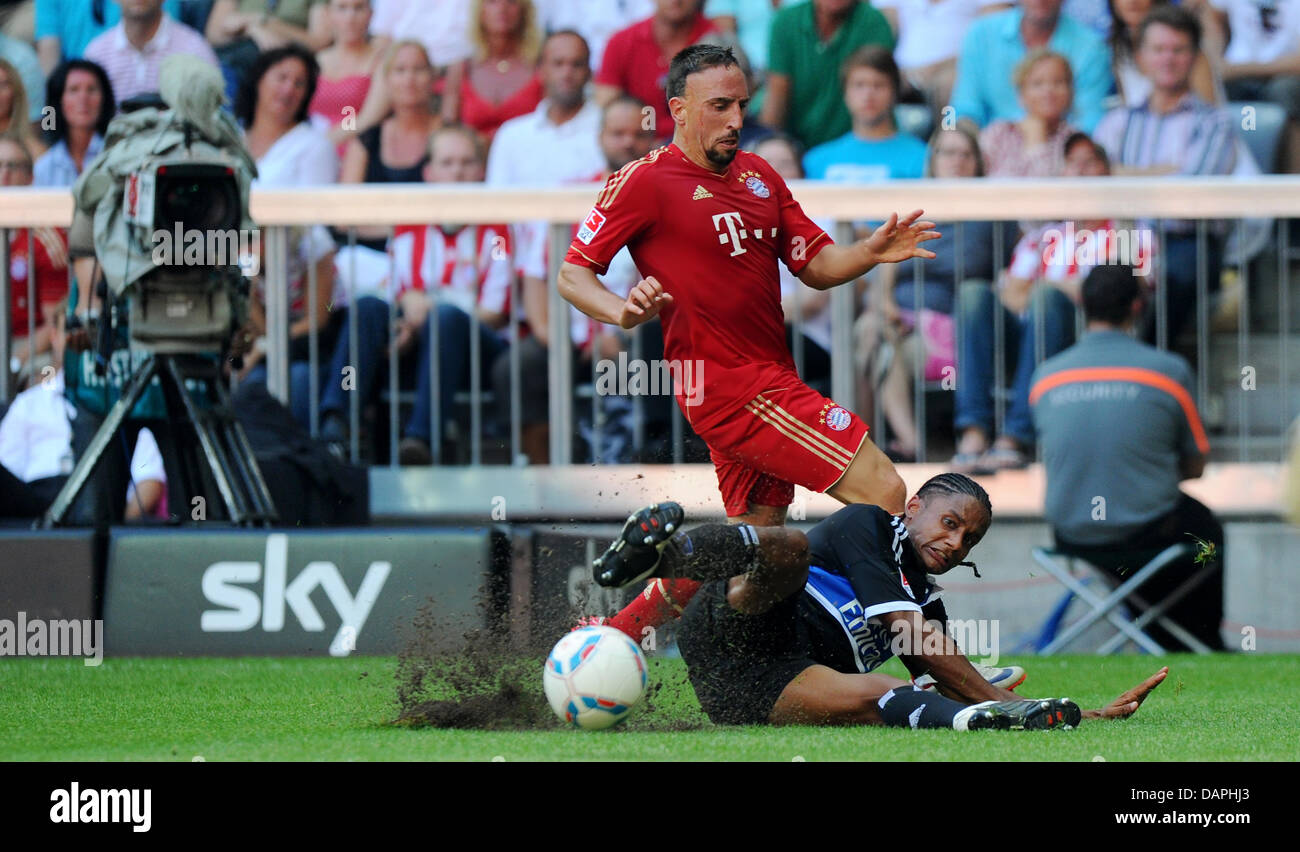 Münchens Franck Ribery (hinten) wetteifert um den Ball mit Hamburgs Michael Mancienne in der deutschen Bundesliga-Spiel zwischen Bayern München und Hamburger SV in der Allianz Arena in München, Deutschland, 20. August 2011. Foto: Thomas Eisenhuth Stockfoto