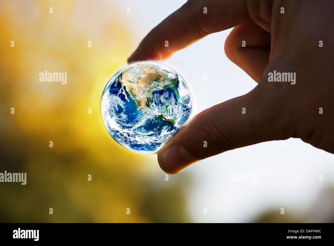 sparen Sie Erde-Konzept mit menschlichen Hand-Elemente dieses Bildes, eingerichtet von der NASA Stockfoto