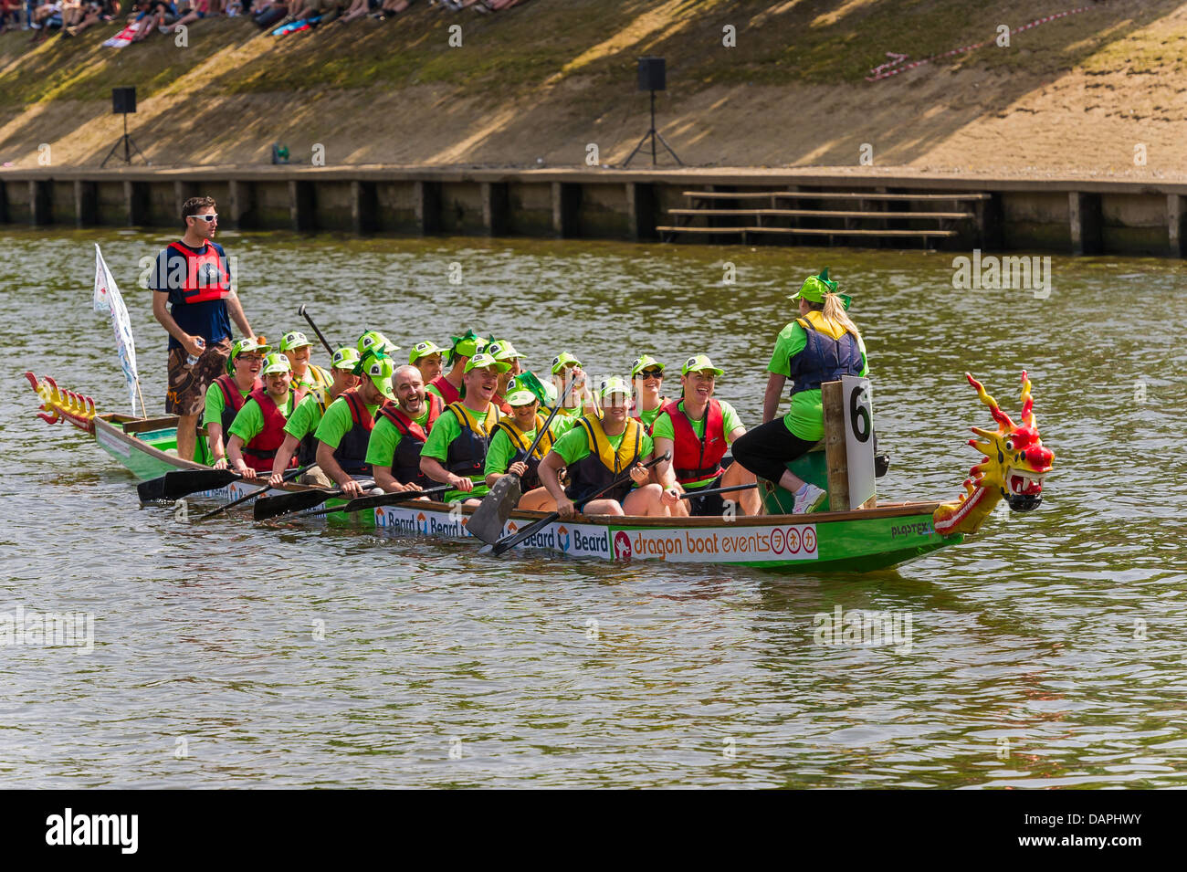 Die 2013' Hilfe für Helden' Liebe Drachenbootrennen vom Rotary Club in York Mannschaft Mannschaft fancy dress Charity Veranstaltung Stockfoto
