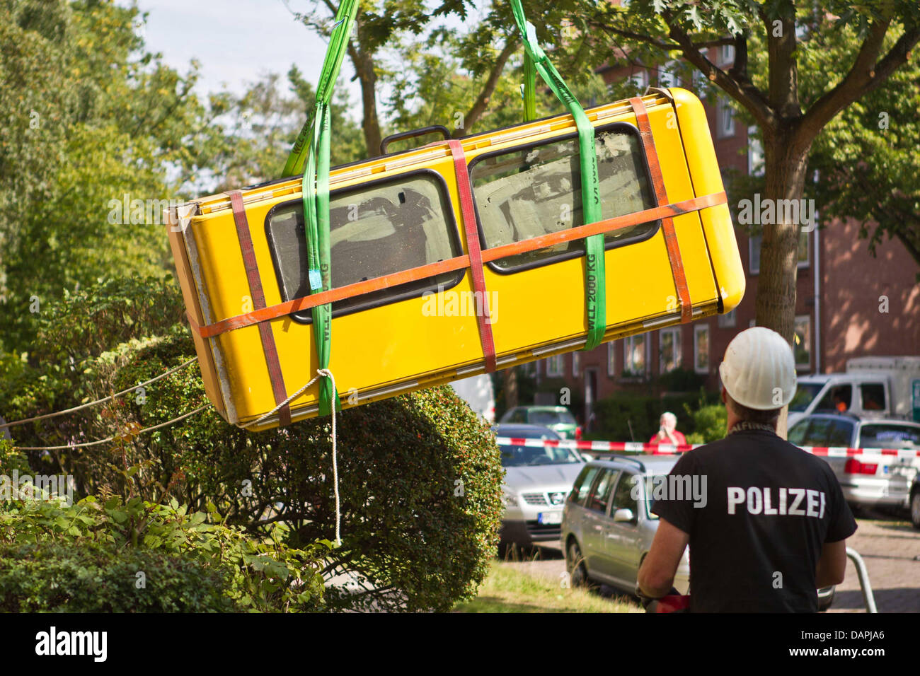 Eine Telefonzelle wird von der Residenz einer entführten Frau durch Polizeibeamte im Bereich Barmbek Hamburg, Germany, 23. August 2011 entfernt. Nach der Entführung einer 23 Jahre alten Frau sind durch die Pläne des mutmaßlichen Täters Ermittler verwirrt. Der Mann hatte seine Heimat für eine erhebliche Gefangenschaft vorbereitet: die Fenster mit Stacheldraht, eine schalldichte gesichert Telefon Bo Stockfoto