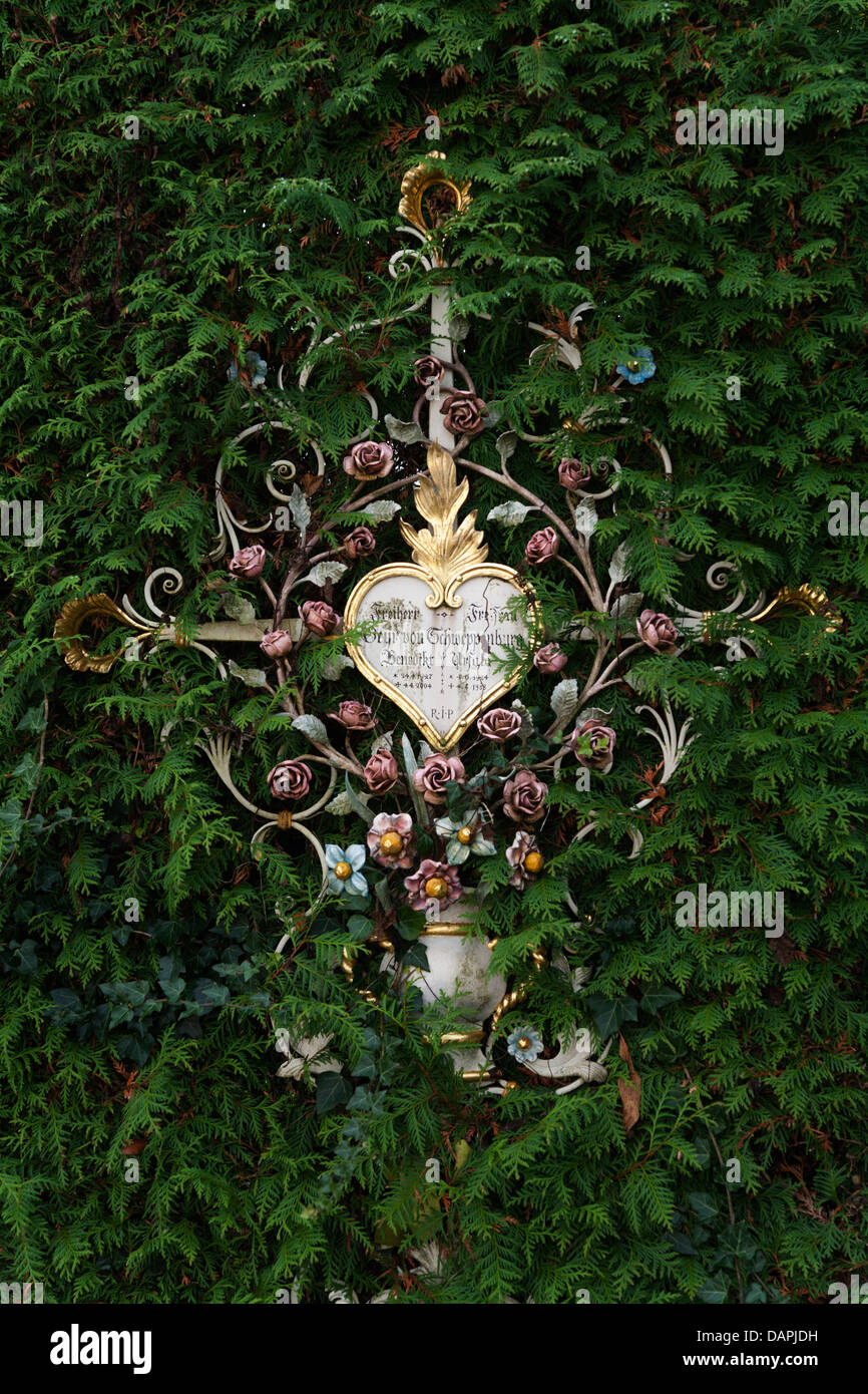 Deutschland, Grab Kreuz im Baum Stockfoto