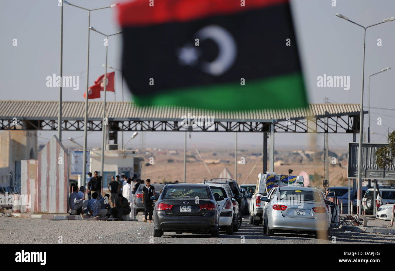 Autos sitzen an der tunesisch-libyschen Grenze in Dahibah, Tunesien, 23. August 2011. Viele wollen Libyen laut ausländische Nachrichten Sender, Rebellen überlassen und Gaddafi Faithfuls haben kämpften erbittert um die schwer befestigte Residenz des Diktators Muammar al-Gaddafi in der libyschen Hauptstadt nehmen. Entsprechend ihrer eigenen Konten erweiterte Rebellen auf die fast sechs Quadratkilometer großen zusammengesetzten Stockfoto