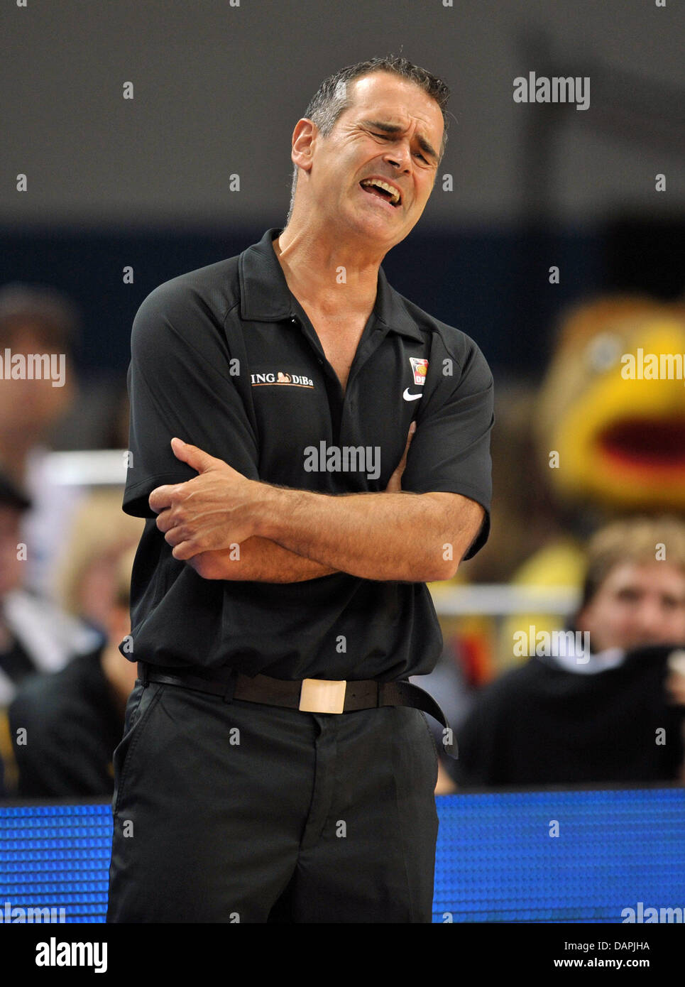 Deutsche national Basketball Team Trainer Dirk Bauermann Grimassen während der Basketball freundlich überein Deutschland vs. Bosnien-Herzegowina in der Bremen Arena in Bremen, Germany, 23. August 2011. Foto: Carmen Jaspersen Stockfoto