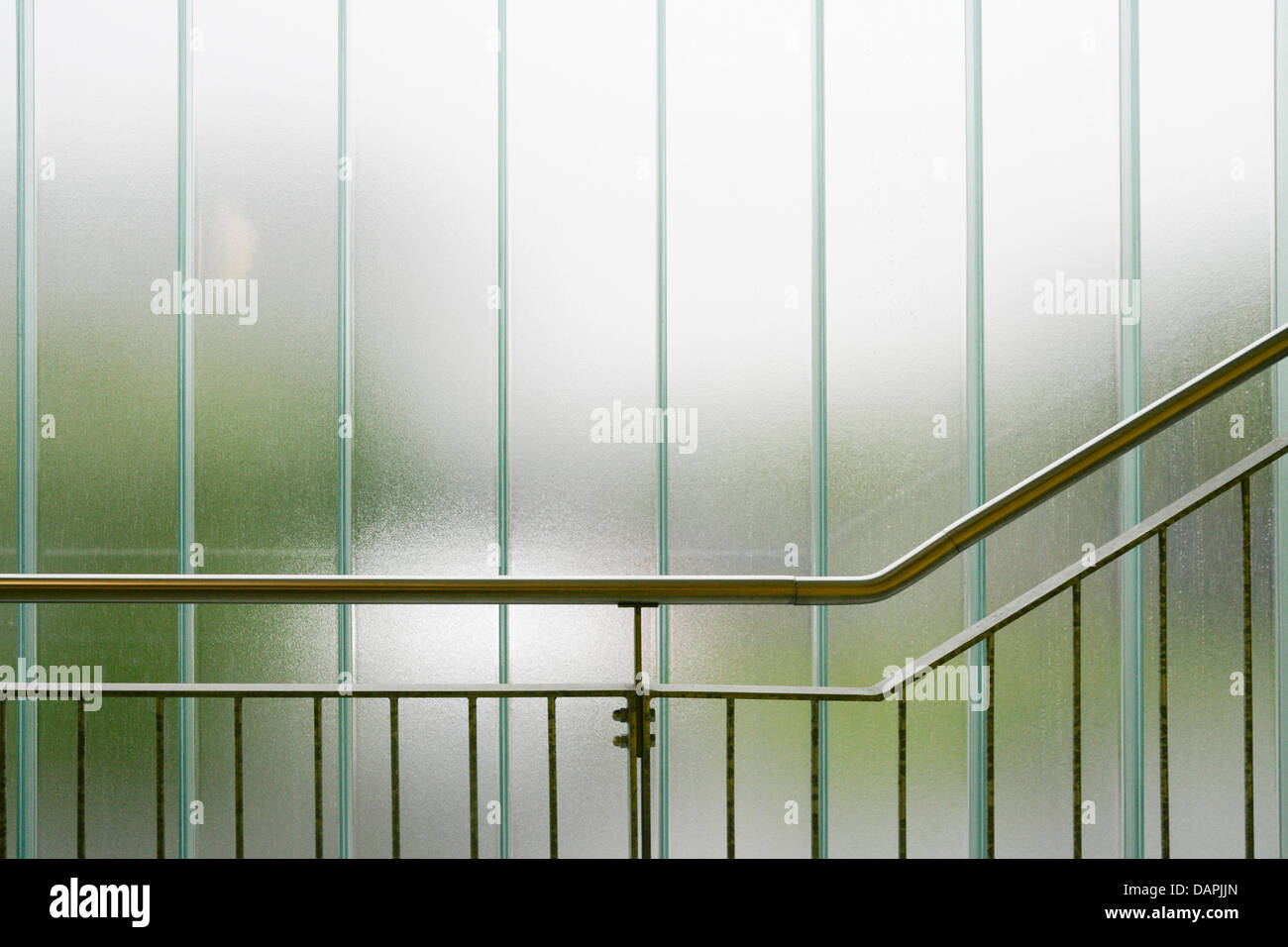 Deutschland, Handlauf vor der Fenster in einem Bürogebäude Stockfoto