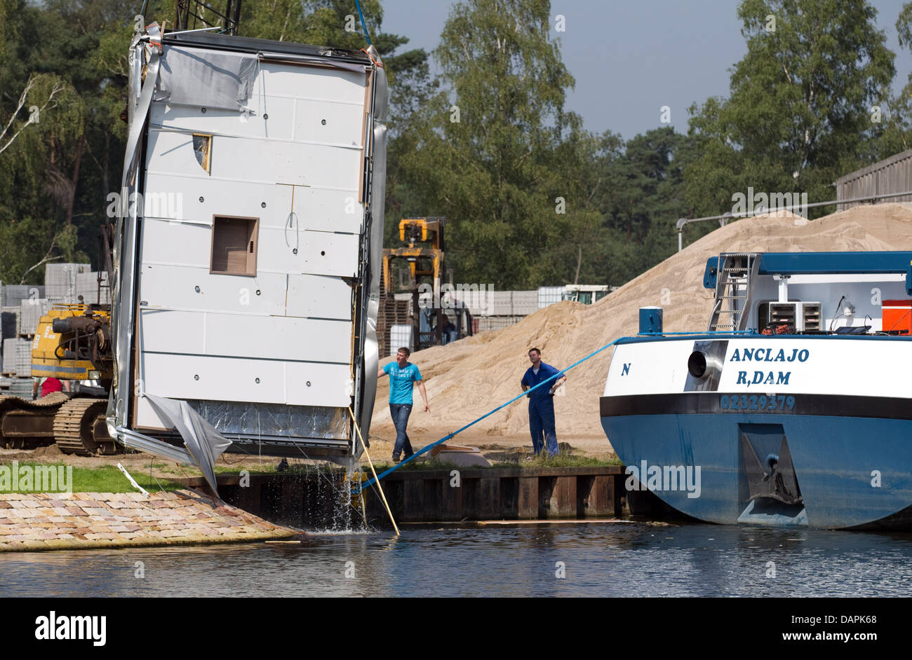 Der Cut-off-Fahrerhaus ein Tankschiff ist aus dem Wasser des Dortmund-Ems-Kanal in der Nähe von Lingen, Deutschland, 25 august 2011 gezogen. Das Schiff kollidierte mit einer Brücke. Ein Schaden von rund 100.000 Euro. Foto: FRISO GENTSCH Stockfoto