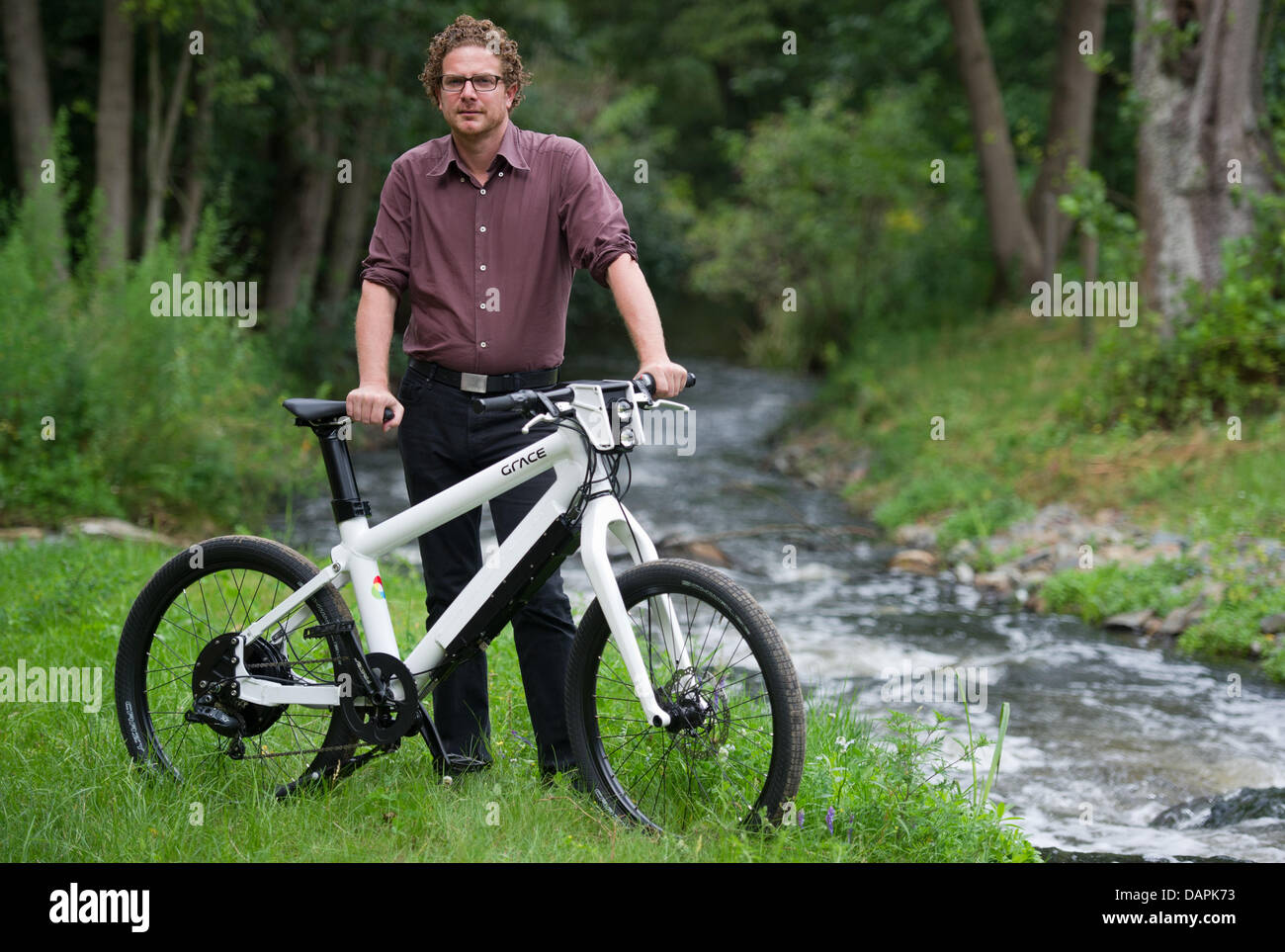 E-Bike-Erfinder Michael Hecken prsentiert seine e-Bike Grace in  Biesentahl, Deutschland, 19. August 2011. Der 39-j hrige hat ein Fahrrad  erfunden, die Straenverkehr revolutionieren soll. Grace ist der Name des  weien Bikes, mit
