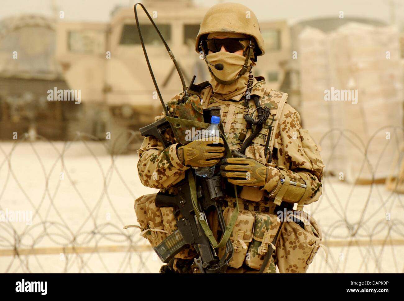 Ein Bundeswehr-Soldat patrouilliert in den Bereich des Polizeipräsidiums des Bezirks Chahar Dara in Kundus, Afghanistan, 25. August 2011. Die deutsche Armee, Bundeswehr, ist regelmäßig Teil der Kampfhandlungen. Foto: MAURIZIO GAMBARINI Stockfoto