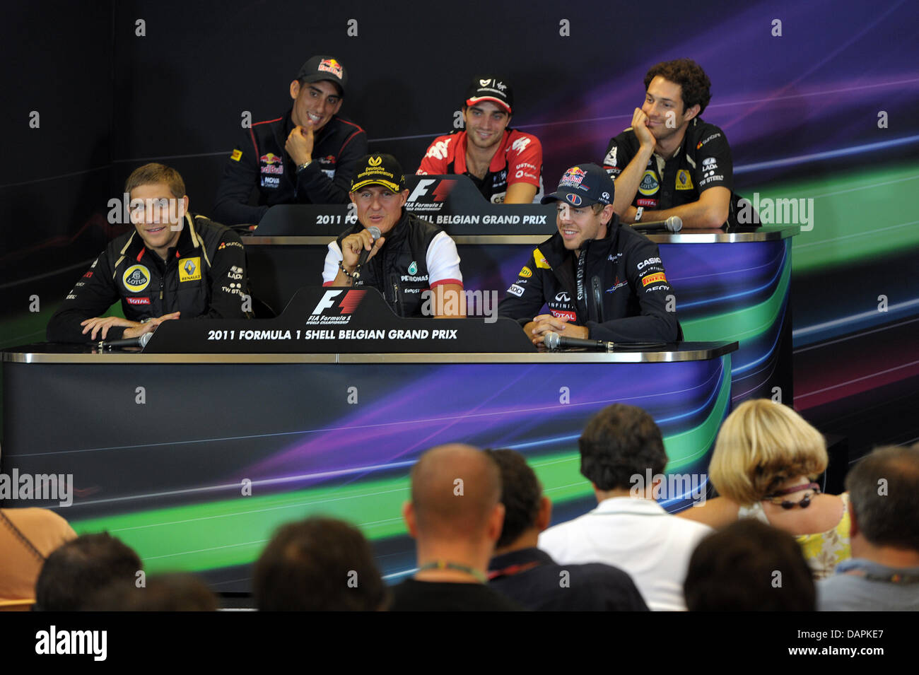 Russische Formel Eins Fahrer Vitaly Petrov von Lotus Renault (vorne L - R), deutsche Michael Schumacher Mercedes GP, Deutsche Sebastian Vettel von Red Bull, Schweizer Sebastien Buemi Toro Rosso (hinten L - R), belgische Jerome d ' Ambrosio der Jungfrau und brasilianischen Bruno Senna von Lotus-Renault im Bild während einer Pressekonferenz auf der Rennstrecke Circuit de Spa-Francorchamps in der Nähe von Spa, Belgien, 25 Stockfoto