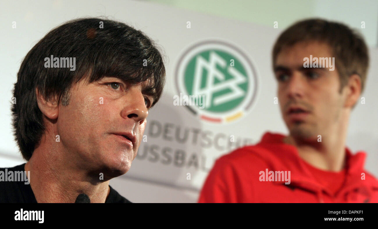 (Dpa-Datei) - ein Datei-Bild datiert 25. März 2011 des deutschen Fußball-Trainer Joachim Löw (L) und Spieler Philipp Lahm (R) während einer Pressekonferenz in Mainz, Deutschland. Kurz vor den Spielen gegen Österreich und Polen sorgt Lahms kürzlich erschienenen Buch für Kontroversen. Nach seiner Medienzentrum will der deutsche Fußball-Bund (DFB) einen umfassenden Überblick über Stockfoto