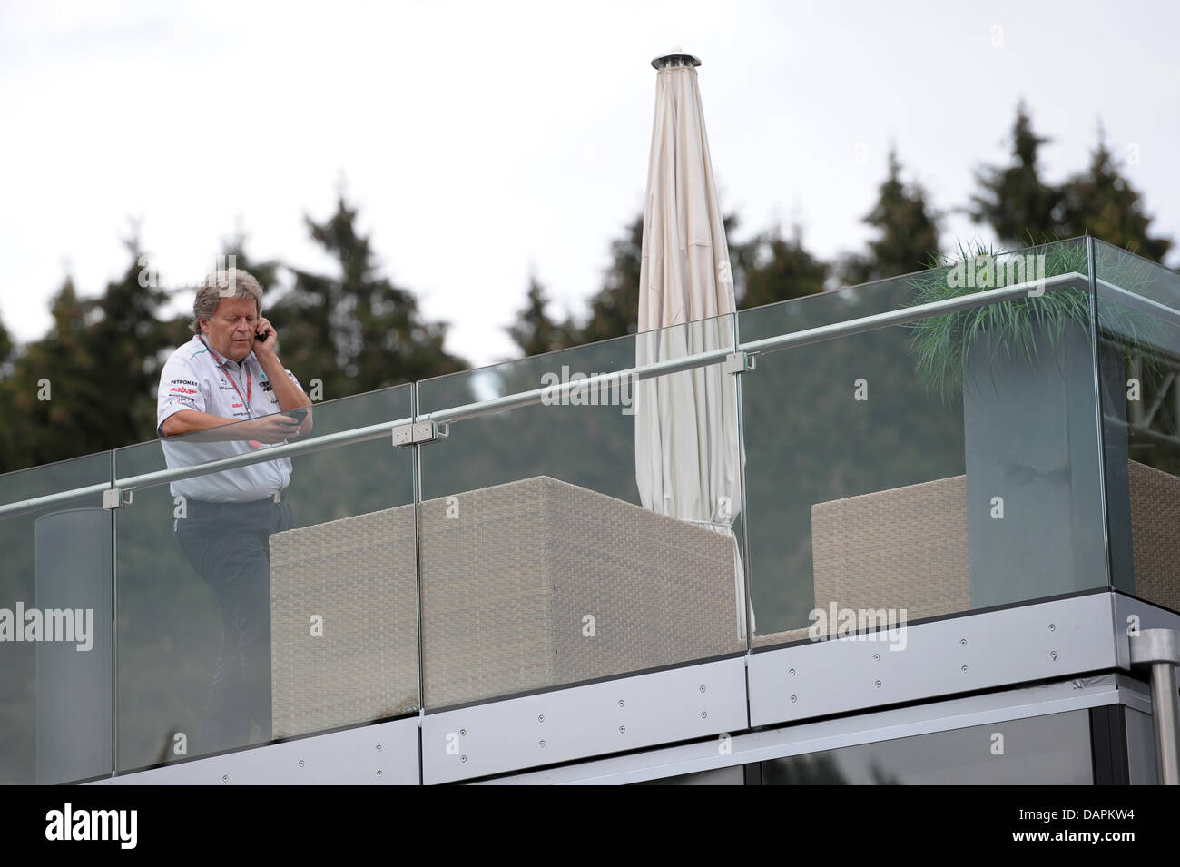 Motorsport-Direktor des Mercedes Norbert Haug macht einen Anruf auf dem Dach des Team Gastfreundschaft im Fahrerlager am Circuit de Spa-Francorchamps in der Nähe von Spa, Belgien, 25. August 2011. Die Formel 1 Grand Prix von Belgien stattfinden am 28. August 2011. Foto: David Ebener dpa Stockfoto