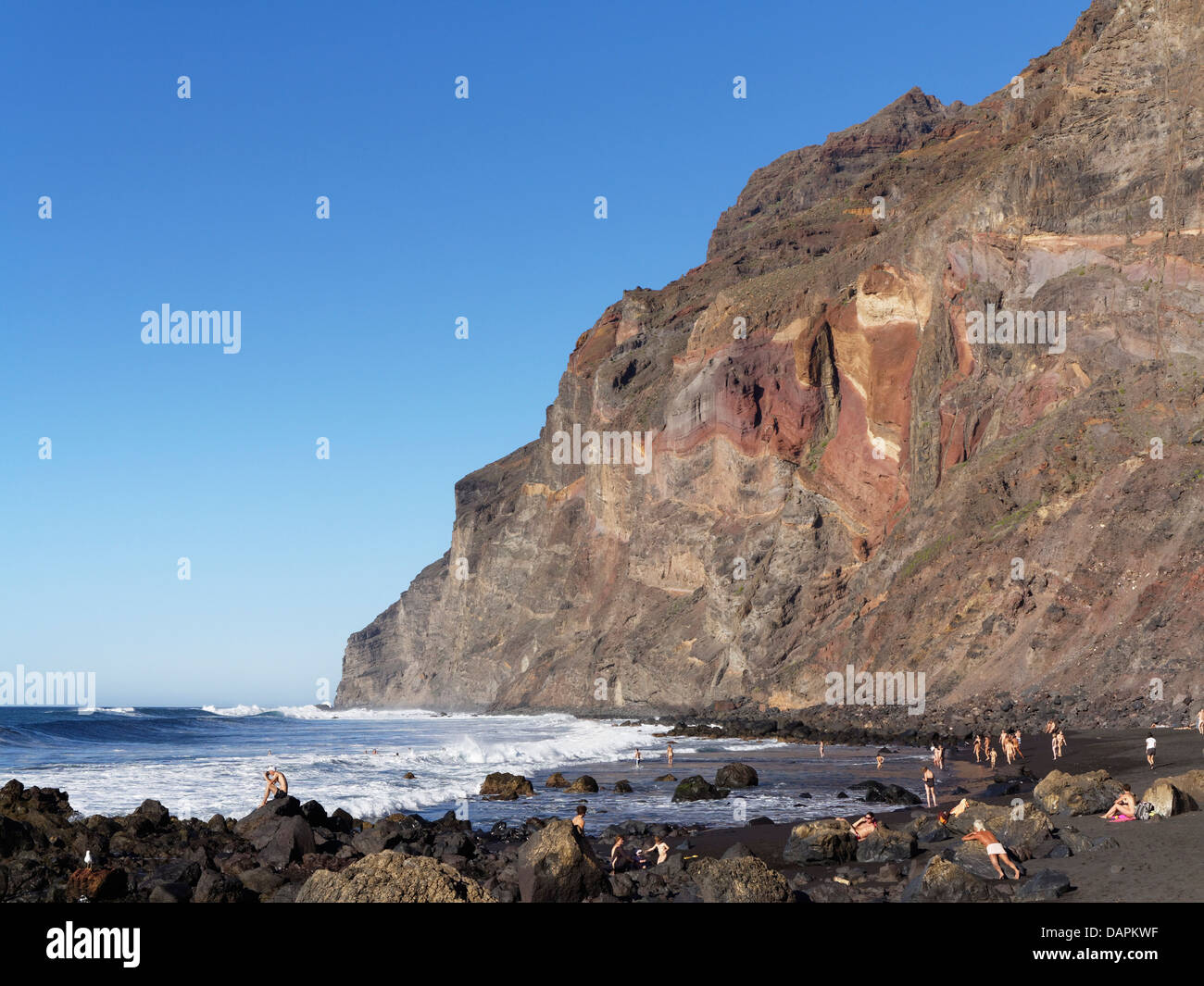 Spanien, La Gomera, Menschen am Strand von Playa del Ingles Stockfoto