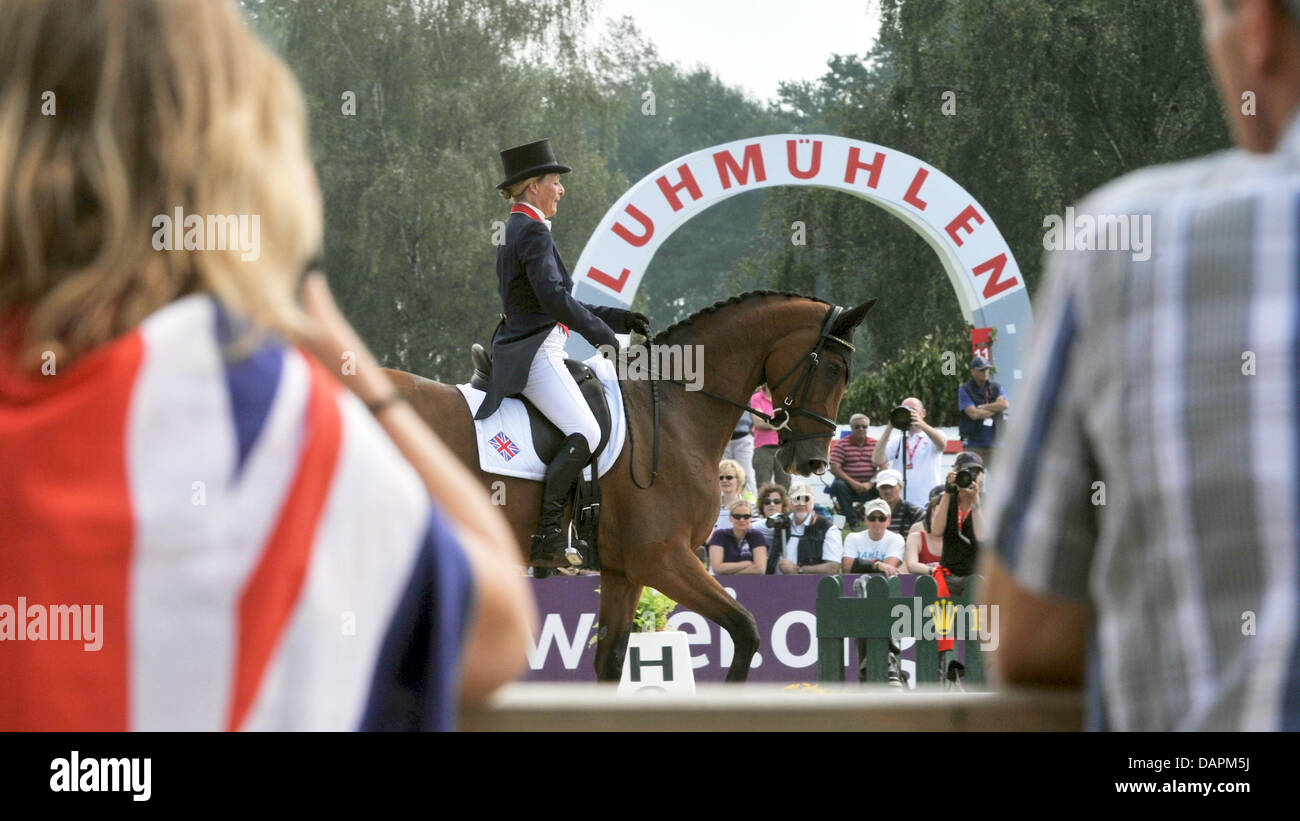 Die British Eventing Pferdesport Mary King in Aktion auf ihrem Pferd Imperial Cavalier während der Dressur-Turnier bei der Europameisterschaft Vielseitigkeit Luhmuehlen, Deutschlands, 26. August 2011. 70 Reiter aus 14 Nationen konkurrieren in der Dressur, Langlauf und Springreiten bis 28. August 2011. Foto: JOCHEN LUEBKE Stockfoto