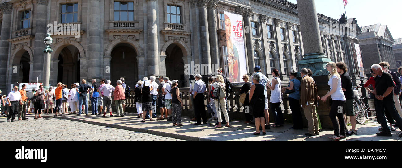 Menschen Schlange für die "Gesichter der Renaissance - Meisterwerke italienischer Portraitkunst" Ausstellung im Bode-Museum in Berlin, Deutschland, 26. August 2011. Die Ausstellung besteht aus mehr als 150 Meisterwerke der italienischen Porträtmalerei von mehr als 40 Meistern wie Leonardo da Vinci und Sandro Botticelli, und es kann bis zum 20. November 2011 besichtigt werden. Foto: Wolfgang Kumm Stockfoto