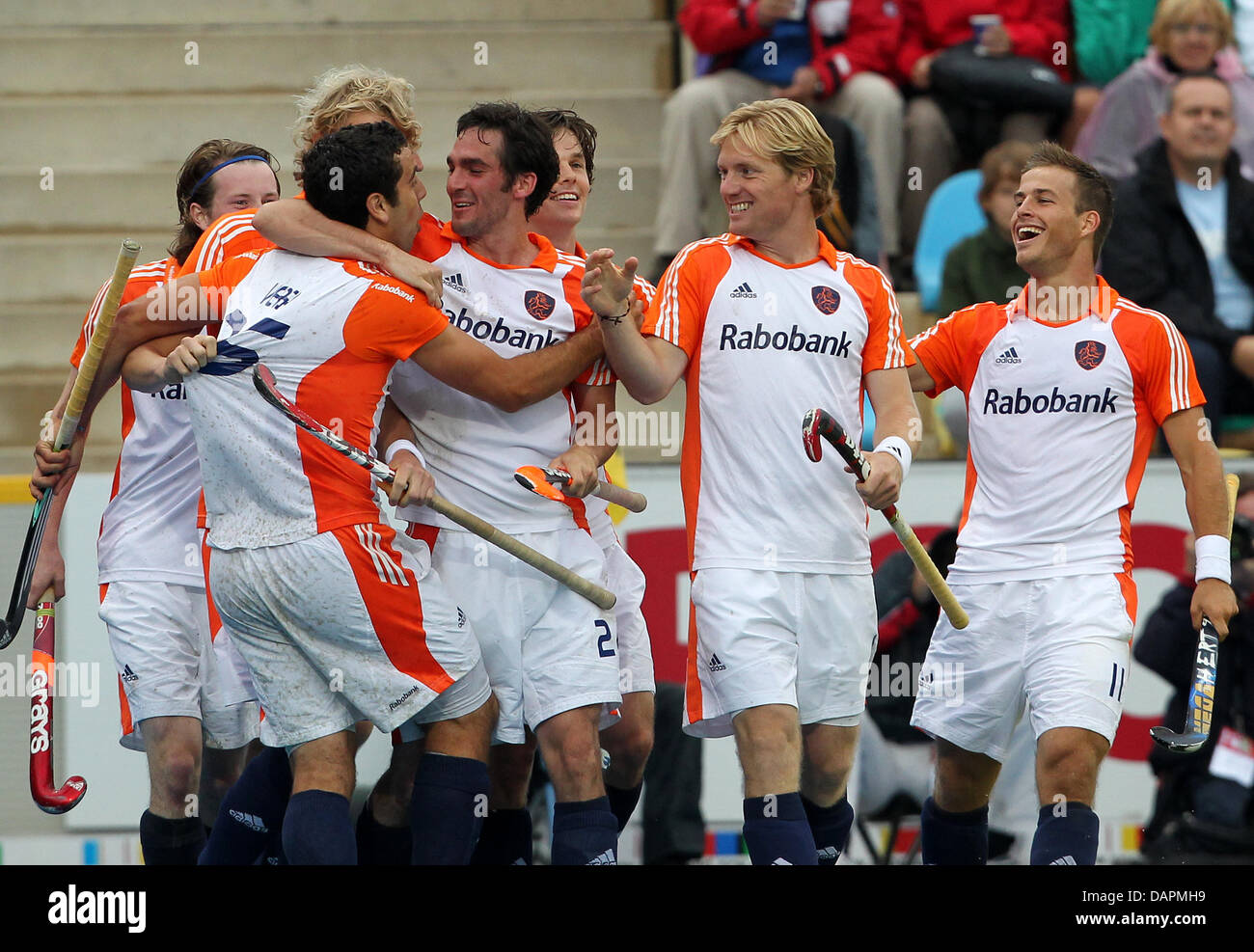 Holländische Nationale Hockey-Spieler Valentin Verga und sein Team feiern nach dem Bruch der Krawatte im Rollstuhlbasketball Nations Championship Halbfinale Spiel Belgien vs. Niederlande im Hockey-Park in Mönchengladbach, 26. August 2011. Foto: Roland Weihrauch Stockfoto