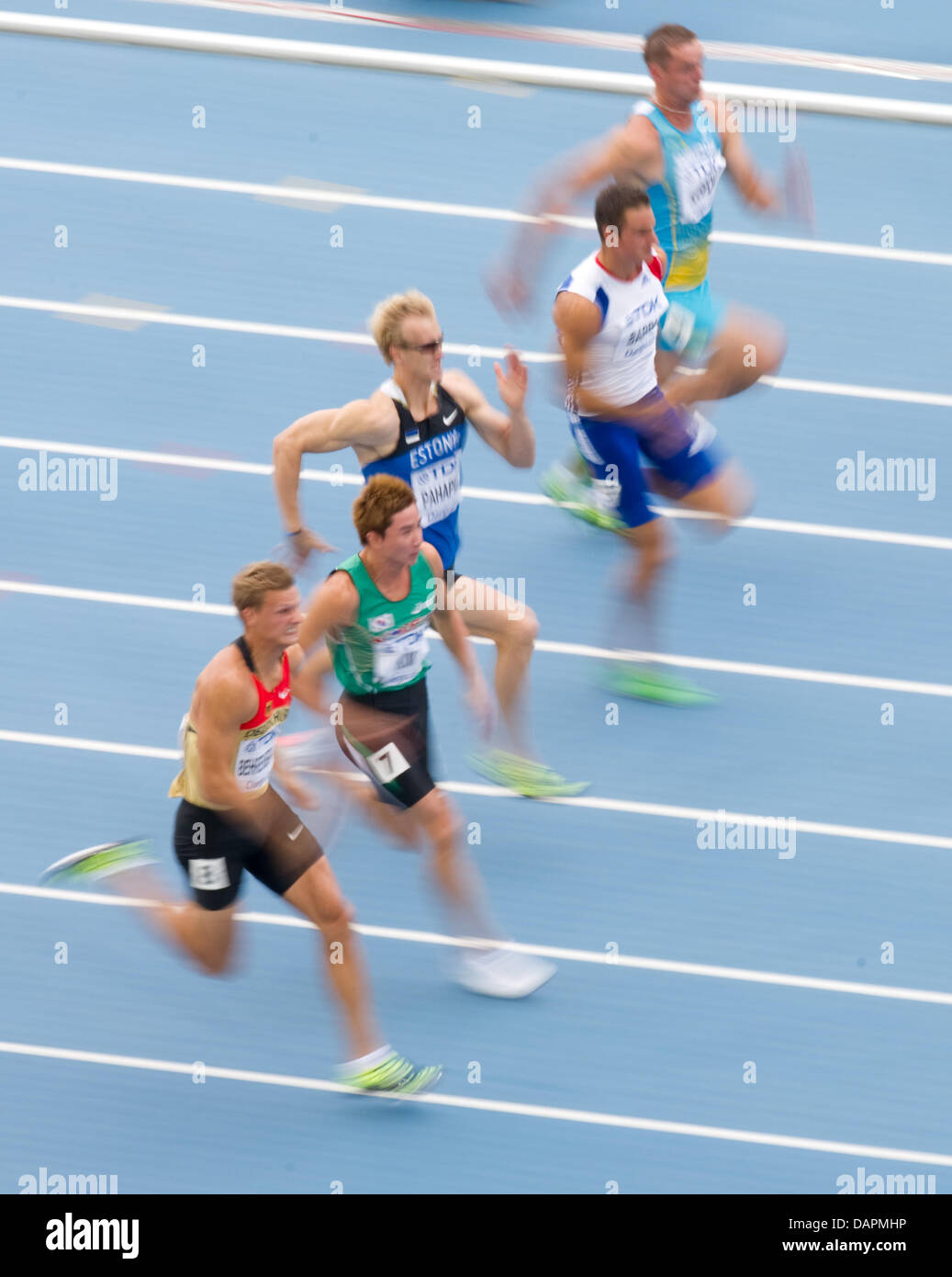 Pascal Behrenbruch von Deutschland (L) konkurriert im 100 m von der Decathlon-Wettbewerb bei der 13. IAAF Weltmeisterschaften in der Leichtathletik in Daegu, Südkorea, 27. August 2011. Foto: Bernd Thissen Dpa +++(c) Dpa - Bildfunk +++ Stockfoto